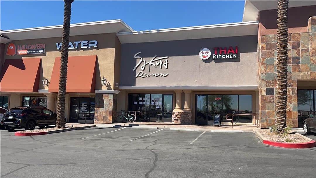 のインスタグラム：「いよいよLas Vegasに弊社プロデュース店sakura ramenがオープンします！福岡でエルボラーチョ、フクオカクラフト、大名ソフトを展開してる杉山社長とのJVです！グランドオープンは10/6です限定でスペシャルラーメン予定してます。お楽しみに#秀ちゃんラーメン#初代秀ちゃん#博多だるま#だるまラーメン#吉塚だるま#箱崎だるま#扇屋#福岡#博多#豚骨#麺スタグラム#hidechanramen#daruma#michelin#bibgourmand#yelp#no1#tottoramen#thekashiwaramen#vattenramen#sakuraramen#하카타 #후쿠오카 #맛집 #라면 #관광 #맛있는 #돼지뼈라면 #미슐랭#명태자」