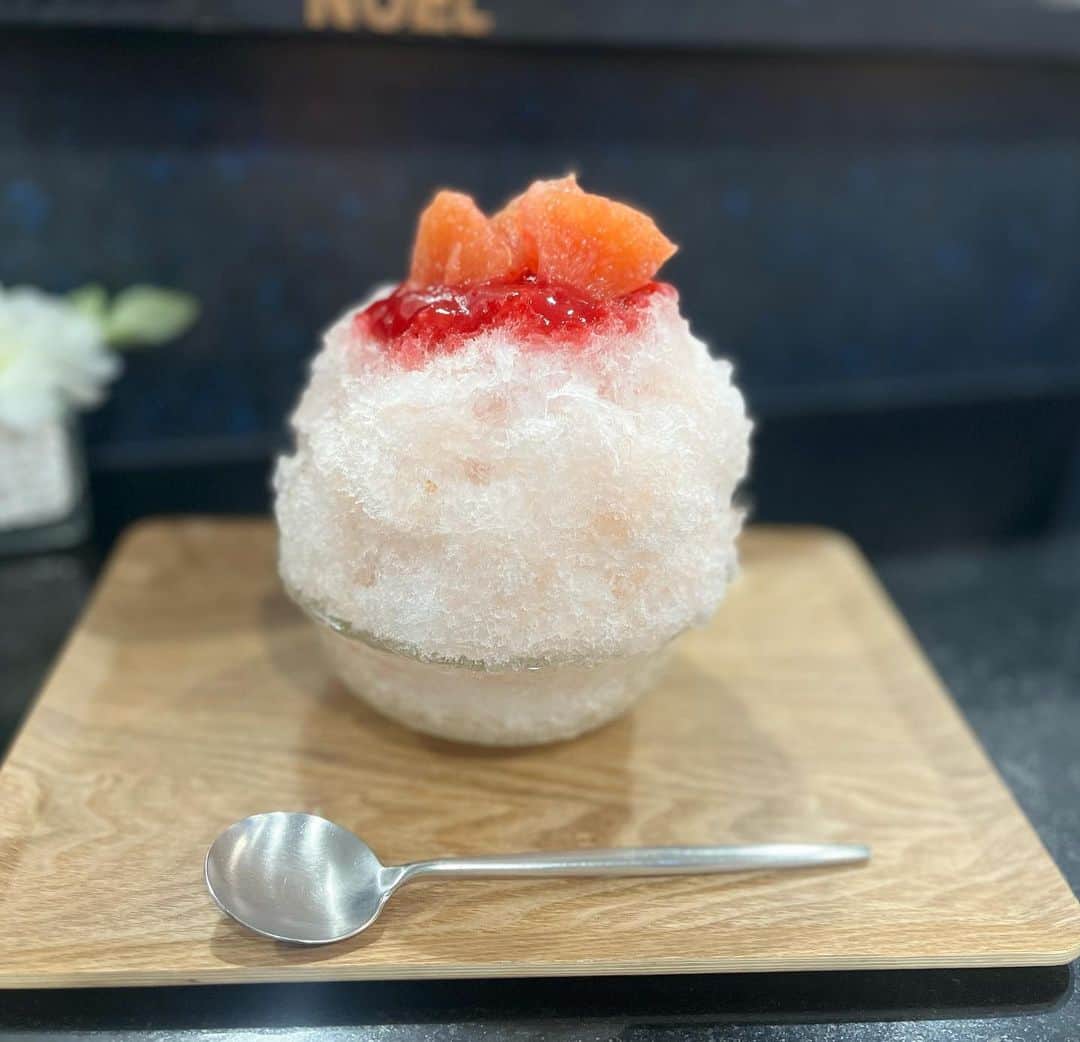 原田麻子のインスタグラム：「パープルクイーン(梅)  すごーく久しぶりのNoëlさん  梅とグレープフルーツなんて…食べたい！  甘酸っぱい梅シロップおいしい〜 グレープフルーツの酸味も相まってさっぱりしてるんなけど甘さもあるから めちゃくちゃ好きなアジでした  #かき氷#かき氷🍧#おやつ#ごはん#sweets#shaveice#東京かき氷」