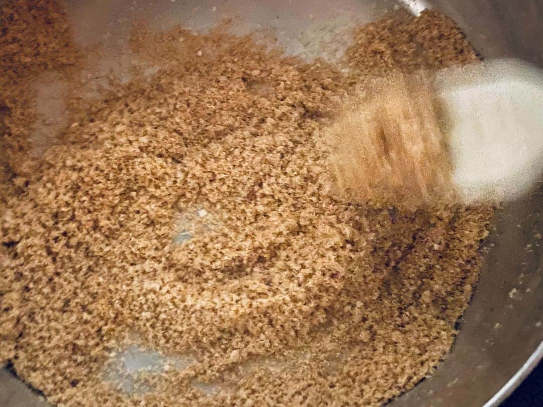 職人.comさんのインスタグラム写真 - (職人.comInstagram)「【米ぬかふりかけ】  「米ぬか」を食べたことはありますか？玄米の表面を削って精米したときにできる米ぬかは、実は一番健康に良いお米の部分。玄米の栄養素の9割以上が含まれ、お米の命といわれる胚芽と、それを守る種皮と果皮が原料です。抗酸化作用のあるビタミン類、ミネラル、毒素の排出を促進するフィチン酸などの成分や、腸内のお掃除役である食物繊維などが豊富に含まれています。  そんな米ぬかは、漬物に使ったり、筍のあく抜きに使用したりと、料理には直接使わないイメージがあるかもしれません。しかし、米ぬかは細かいパウダー状なので、胃への負担が少なく摂取できるというメリットがあります。そこでおすすめなのが、米ぬかのふりかけ。特に子どもはふりかけ好きな子が多いので、無理なくチャレンジすることができそうです。お気に入りの飯茶碗にご飯をよそったら、手作りのふりかけをさっと一振り。おいしく召し上がってみてください。  また、ご飯用のふりかけだけではなく、たとえばシナモンやきな粉と混ぜ合わせ、ヨーグルトやシリアル、焼いたトーストにふりかけても良いかもしれません。アレンジが無限大な米ぬかふりかけ。小さなひと手間を加えることで、栄養も愛情も大きく豊かになりそうです。  [作り方] 1. 米ぬかはフライパンで乾煎りし（油を引かずに直接火にかける）、少し茶色くなったら火を止める。 2. 塩や鰹節、胡麻や青のりなどお好みの材料すべてを混ぜ合わせる。  青龍窯　飯茶碗 https://www.shokunin.com/jp/seiryu/chawan.html 白山陶器　平茶碗 https://www.shokunin.com/jp/hakusan/hirachawan.html 東屋　宮島しゃもじ https://www.shokunin.com/jp/azmaya/miyajima.html 栗久　曲げわっぱのおひつ https://www.shokunin.com/jp/kurikyu/ohitsu.html  参考資料 https://okitsu-rice.com/items.html https://erecipe.woman.excite.co.jp/article/E1493606651167/  @shokunincom  #職人ドットコム #京都市 #上京区 #中京区 #西陣 #キッチン用品 #調理道具 #調理器具 #料理道具 #台所道具 #手仕事 #暮らしの道具 #暮らしを楽しむ #工芸品 #民芸 #民藝 #器のある暮らし #焼き物 #生活工芸 #こめぬか #米糠 #米ぬか #米ぬかふりかけ #ふりかけ #ふりかけご飯 #ふりかけレシピ #自家製ふりかけ #米ぬかアレンジ #米糠アレンジ #米ぬかレシピ」9月29日 14時58分 - shokunincom