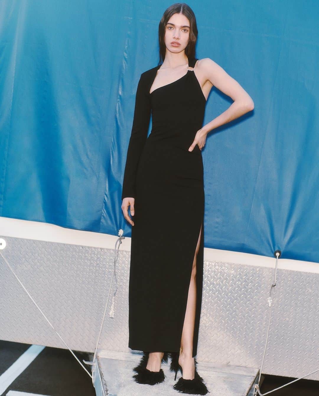 サスアンドバイドのインスタグラム：「ASYMMETRICAL BEAUTY |  Flaunting chic lines within a sharp silhouette, the Beyond The Horizon Dress makes a case for effortless glamour. Tap the link in bio to shop #eventdressing. #Spring23 #sassandbide」