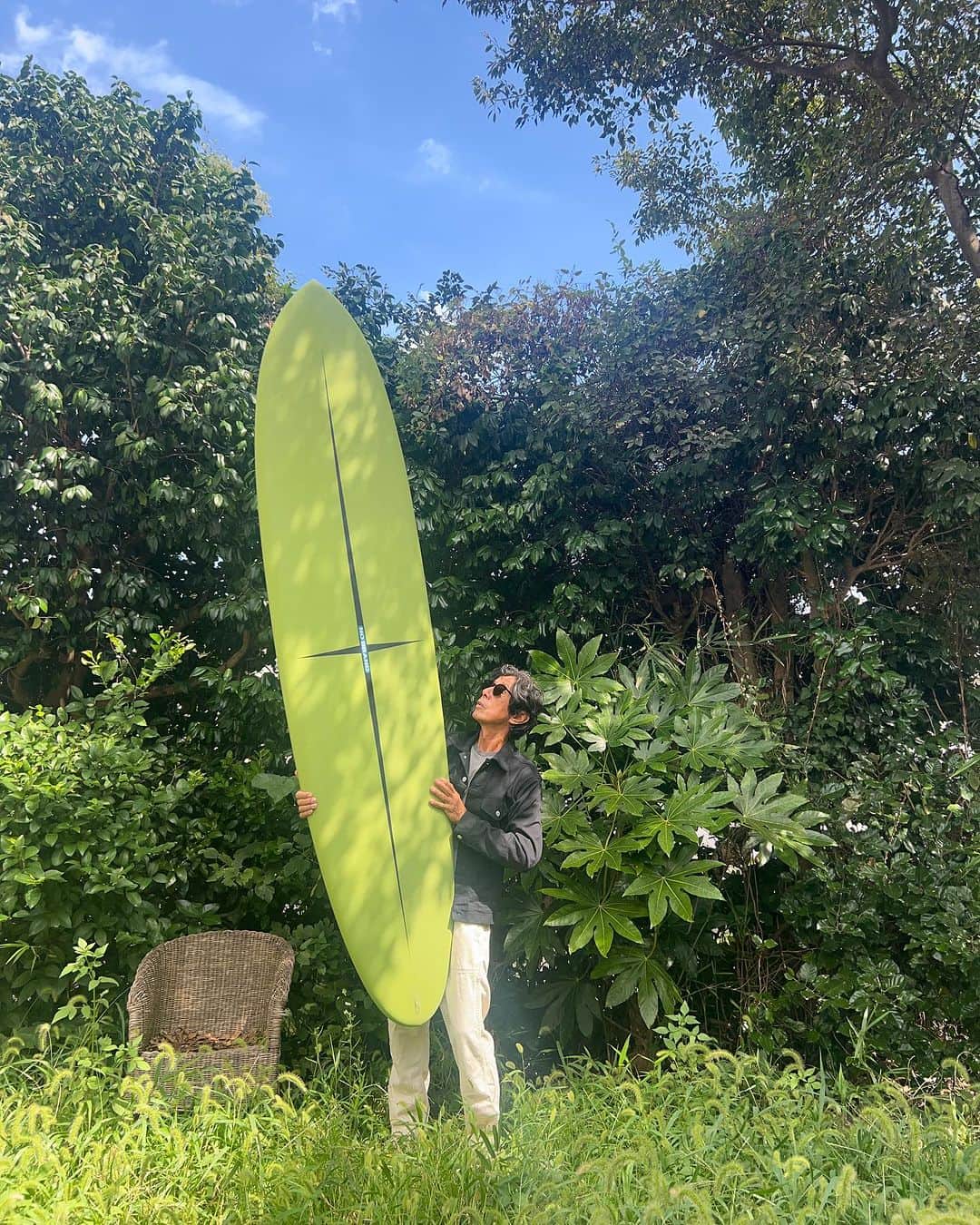 NO BRANDのインスタグラム：「ようやくいい季節、ボリュームあるEQPでのんびりクルーズ。 #いい季節  #のんびり #クルーズ #8フィート  #michiodegawa  #surfer #shaper #green」