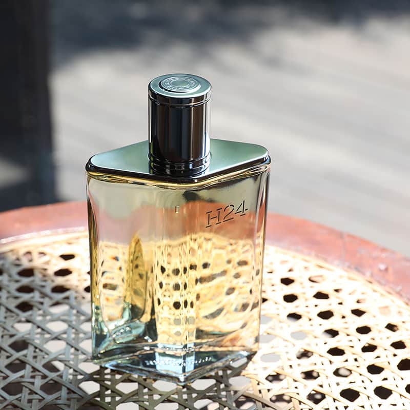 UOMOさんのインスタグラム写真 - (UOMOInstagram)「【エルメス、30の小物。】DAY 25 「H24 EAU DE PARFUM」  《H24》オードパルファムは2022年に発売されたエルメスのメンズ香水。エルメスの香水クリエーション・ディレクター、クリスティーヌ・ナジェルによる力強い自然をイメージした官能的な香りと、香りに合わせてフィリップ・ムケがデザインした「モス（コケ）グリーン」のカラーリングが施された美しいボトルも話題を呼んだ。  香りの構成はクラリセージ、ローズウッド、スイセン、スクラレン。ウッディなベースノートに、濃密な苔（モス）、そして溌剌としたスクラレンが豊かさと心地よさをもたらしてくれる。ボトルはリサイクルガラス製で、リフィルが可能。サステナブルな心遣いにも心が動く。  香水(100ml)￥19,030／エルメス（エルメスジャポン）  #エルメス30の小物 #エルメス #Hermès #uomo #uomo_magazine #webuomo」9月29日 15時00分 - uomo_magazine