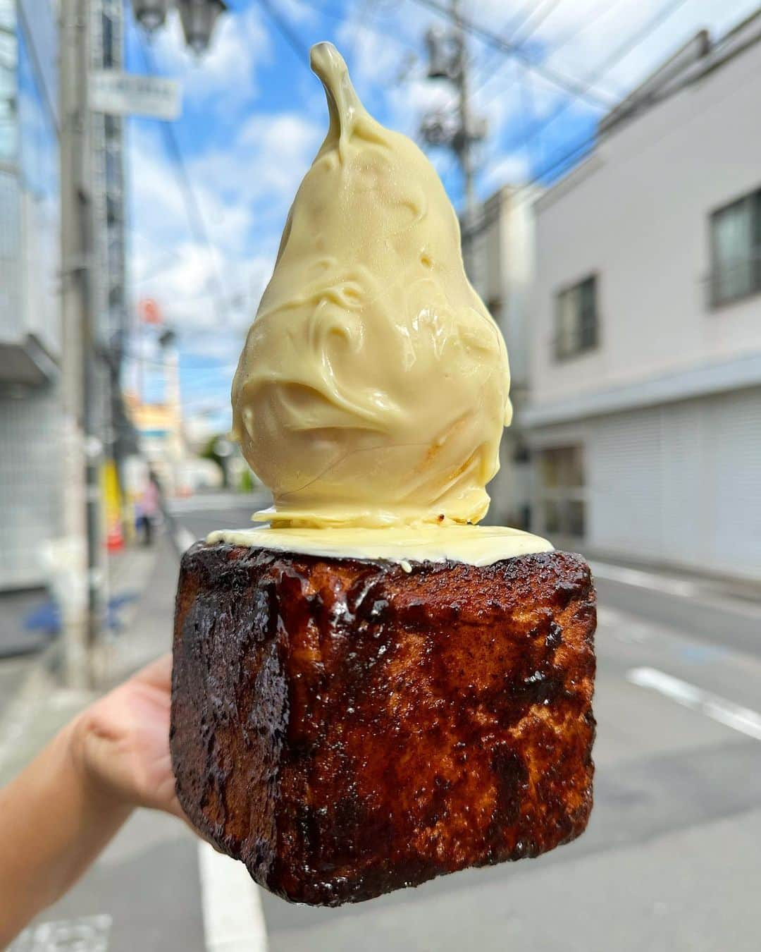 Coffee & Toast Tokyoのインスタグラム：「"香る洋梨" キャラメルぱん！ 🍐🍐🍐🍐🍐🍐🍐🍐🍐  "Happiness is cold Pear.”  キャラメルでコーティングしたパンの中にホワイトチョコレート！  芳醇な香りのラフランスをアクセントに！  たまらんです😋😋😋  . . . . #香る洋梨キャラメルぱん #洋梨  #pear  #ラフランス  #キャラメル  #caramel  #chocolate  #whitechocolate   #三軒茶屋ランチ  #世田谷線カフェ  #パンスタグラム  #東京カフェ  #三軒茶屋カフェ #三軒茶屋  #パン #三茶カフェ  #三茶 #田園都市線カフェ #コーヒーアンドトースト  #coffeeandtoast #foodie  #foodiegram #japnesefood #梨  #🍐  #なし  #ナシ」