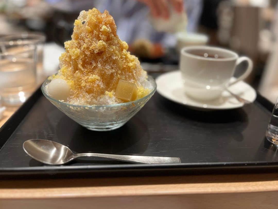 原田麻子のインスタグラム：「栗氷  とらやさんの栗氷、終わる前にリピ。 そんなに広くない伊勢丹のカフェでも平日するん、で軽く打ち合わせも。  食べ始める前から底の栗餡への期待で早食いになってしまう。笑  黒豆茶がめちゃくちゃ濃くてコーヒーでしかない見た目で美味しかった！  けど普段コーヒーも飲まない私には歯への着色が気になるくらいに漆黒であった笑  #かき氷#かき氷🍧#おやつ#ごはん#sweets#shaveice#東京かき氷」