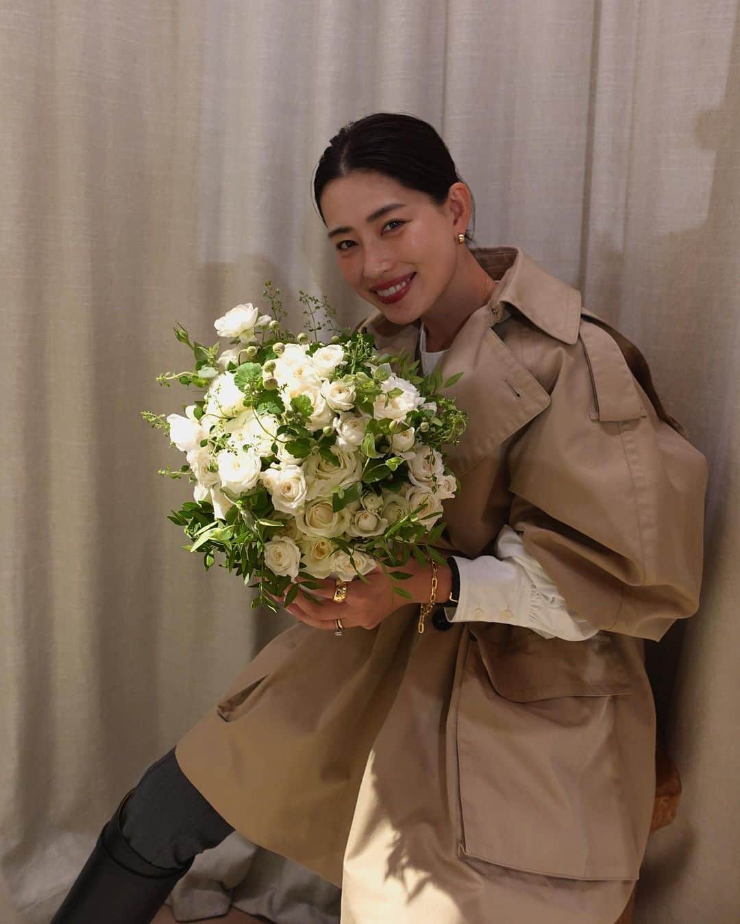 JUNNAのインスタグラム：「お誕生日にサプライズで届いたお花  いつも事あるごとに贈って下さる素敵なブーケにRMKチームの温かさを感じ、愛用しているコスメにも愛が深まります♡  この秋冬のブランドのメイクにもRMKのリップを選びました。この日のリップもRMK  トレンチコートに深みのあるカラーがとってもよく合う  🫶 @rmkofficial」