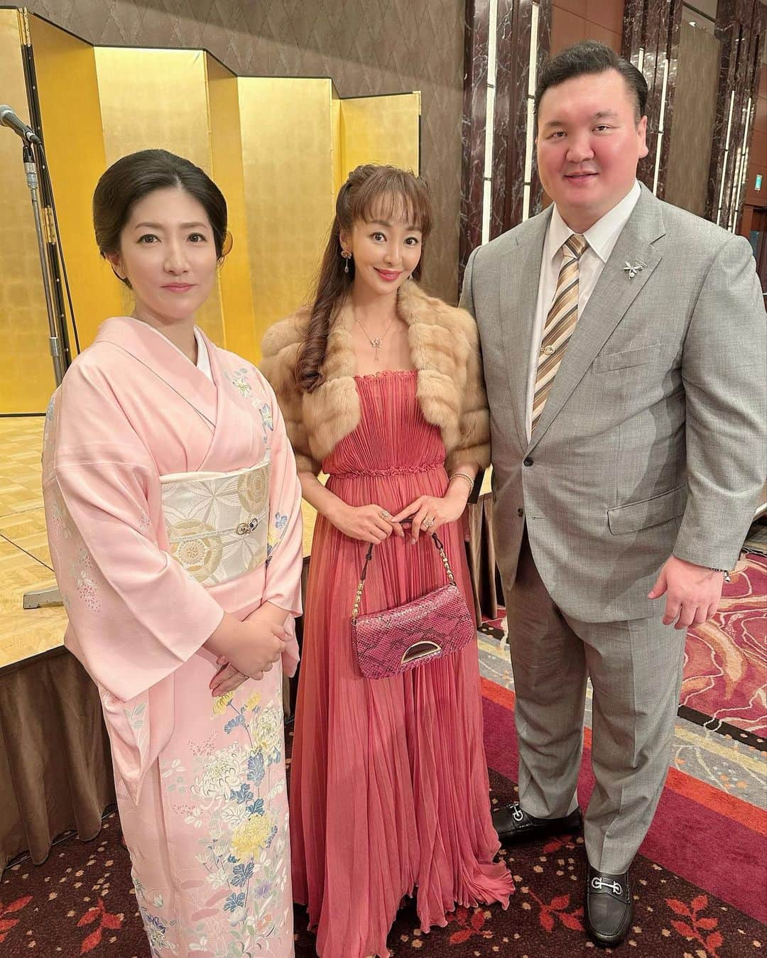 神田うのさんのインスタグラム写真 - (神田うのInstagram)「先日行われた宮城野部屋千秋楽祝賀会㊗️へ伺って参りました☺️  親方💕が（今はそう呼んでいます😄）横綱白鵬関💕から宮城野親方💕になられたと同時に女将さん💕になられた紗代子ちゃん💕 子育てされながらお部屋のご発展ご繁栄の為に日々御尽力されて本当に素晴らしくて、こちもとても励まされています😆 紗代子ちゃん💕いつもありがとー😄 これからも頑張ってね🥰 大好きなお2人の友人として宮城野部屋の益々のご発展とご繁栄を心から応援しています🩷 @yokozuna_hakuho   #宮城野部屋#千秋楽祝賀会#千秋楽#パーティー#おめでとうございます#元白鵬関#横綱白鵬#宮城野親方#白鵬紗代子 ちゃん#素晴らしいご夫妻#素敵なご夫婦#ロイヤルパークホテル#神田うの#unokanda」9月29日 15時06分 - unokandaofficial