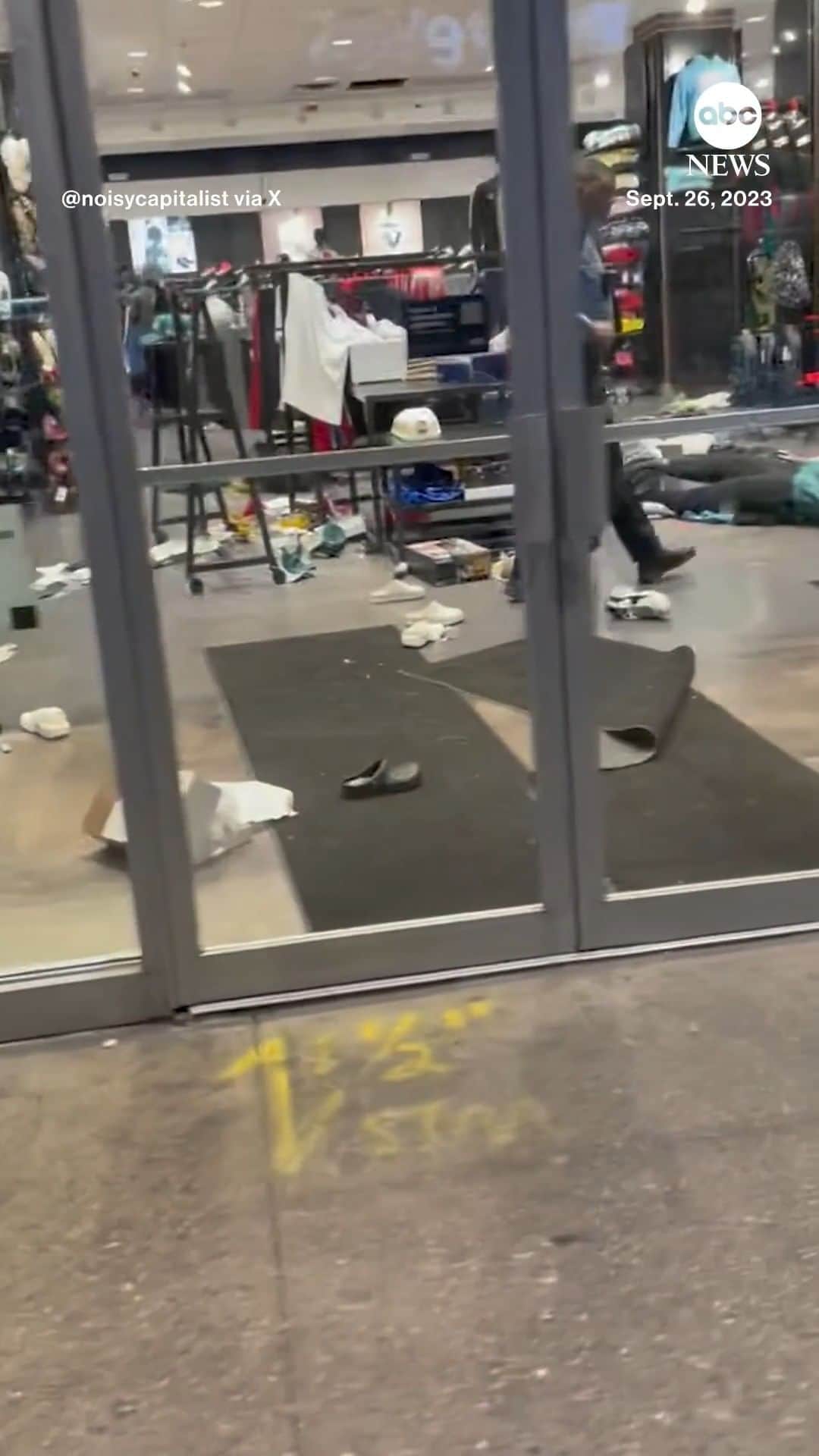 ABC Newsのインスタグラム：「Dozens of people are facing criminal charges after authorities said groups of thieves smashed their way into stores in several areas of Philadelphia on Tuesday and fled with merchandise.  The Philadelphia district attorney's office said Wednesday that at least 30 people have been charged so far and that the police department made at least 52 arrests.  The latest is at the link in our bio.」
