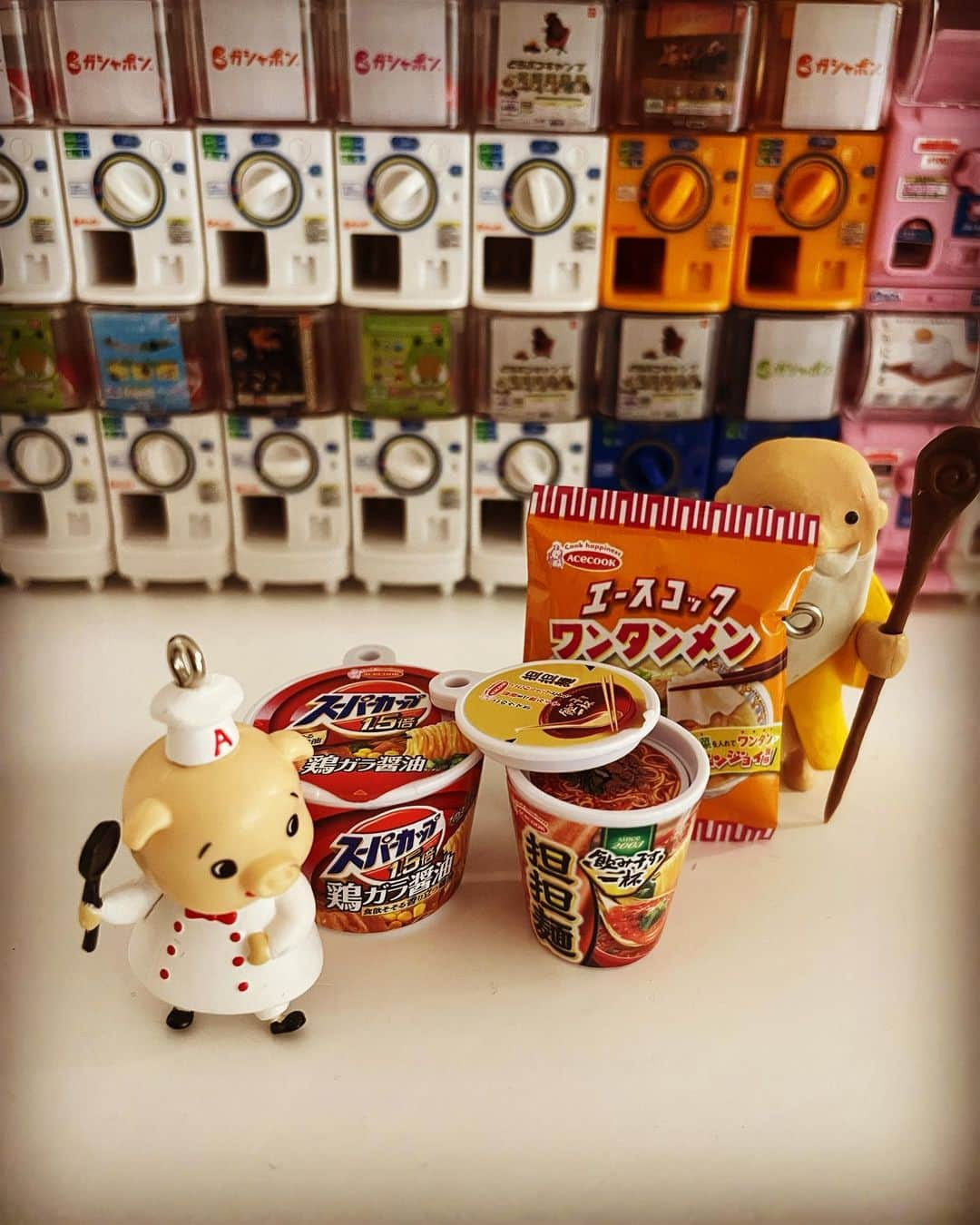 柴田薫さんのインスタグラム写真 - (柴田薫Instagram)「Acecookミニチュアチャームコレクション  もちろん狙いは"こぶた"一択🐖 出るわけないよね？ 出ないかぁー。 出ませーーん。  って事で後日リベンジしちゃいました🐖 こぶたこぶたこぶただぁ♡  #ガチャガチャ #ガシャポン #ガチャは #ミニチュアた #カプセルトイ #ガチャ沼 #Acecookミニチュアチャームコレクション」9月29日 6時23分 - kaogacha.lv