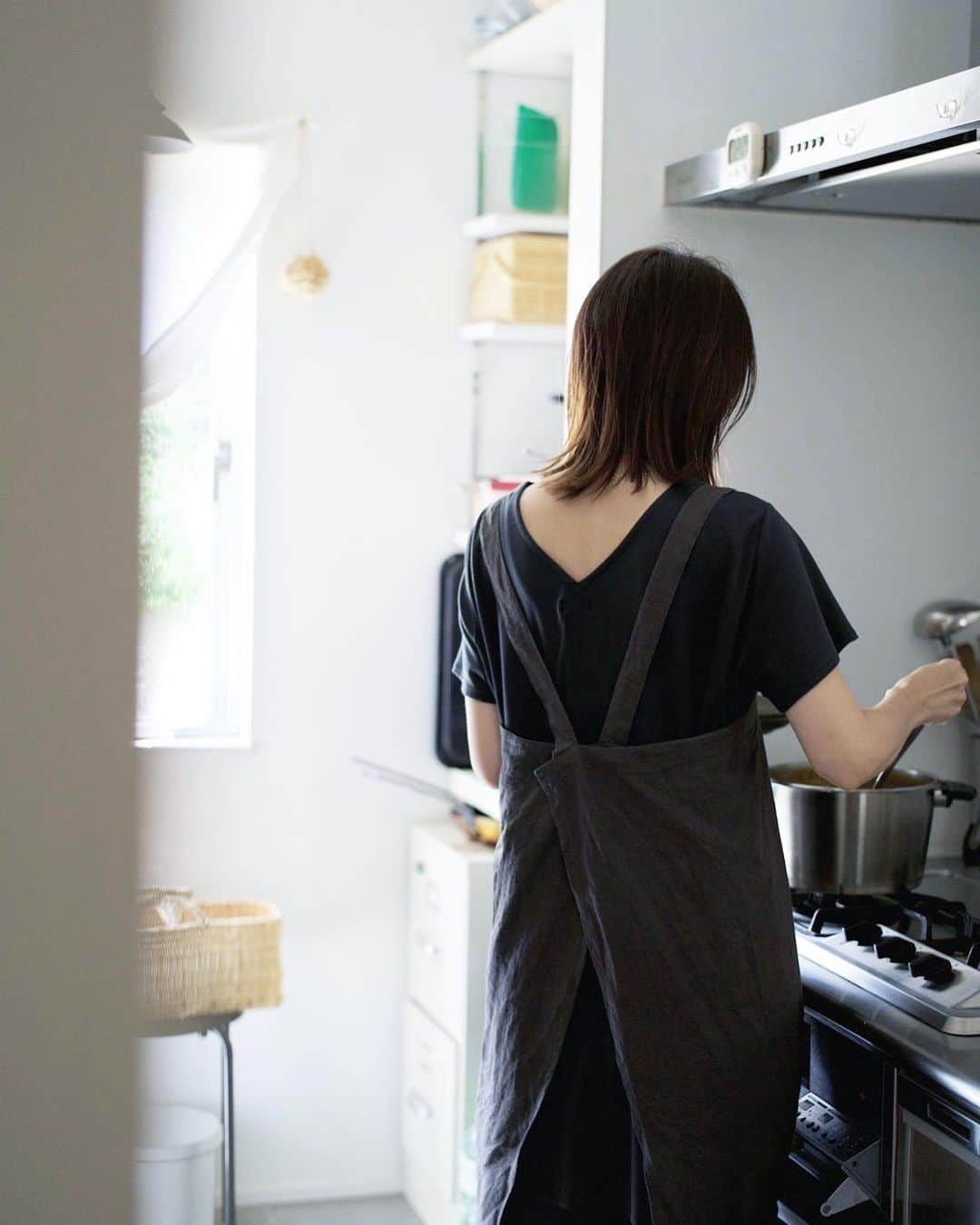 miyoのインスタグラム：「・ お気に入りエプロン  最近、どこでつけてても褒められるエプロン。 @atelier_naai.linen さんのシカクイエプロン。  紐は結ばなくてもいいデザインで、めちゃくちゃ着やすい上に、デザインがほんとに可愛すぎる。 紐の長さも絶妙な長さで前から見ても後ろから見てもほんとーーーに可愛い。 職場でもプライベートでも、つけてたら「どこのん？？？」って聞かれる率高し！  めちゃくちゃめちゃくちゃおすすめです。 もうひと型可愛いエプロンも持っていて…🥹 また写真撮ってもらったら載せたい…  ほんと好きです。 わたしの今愛してるエプロン。  ・」