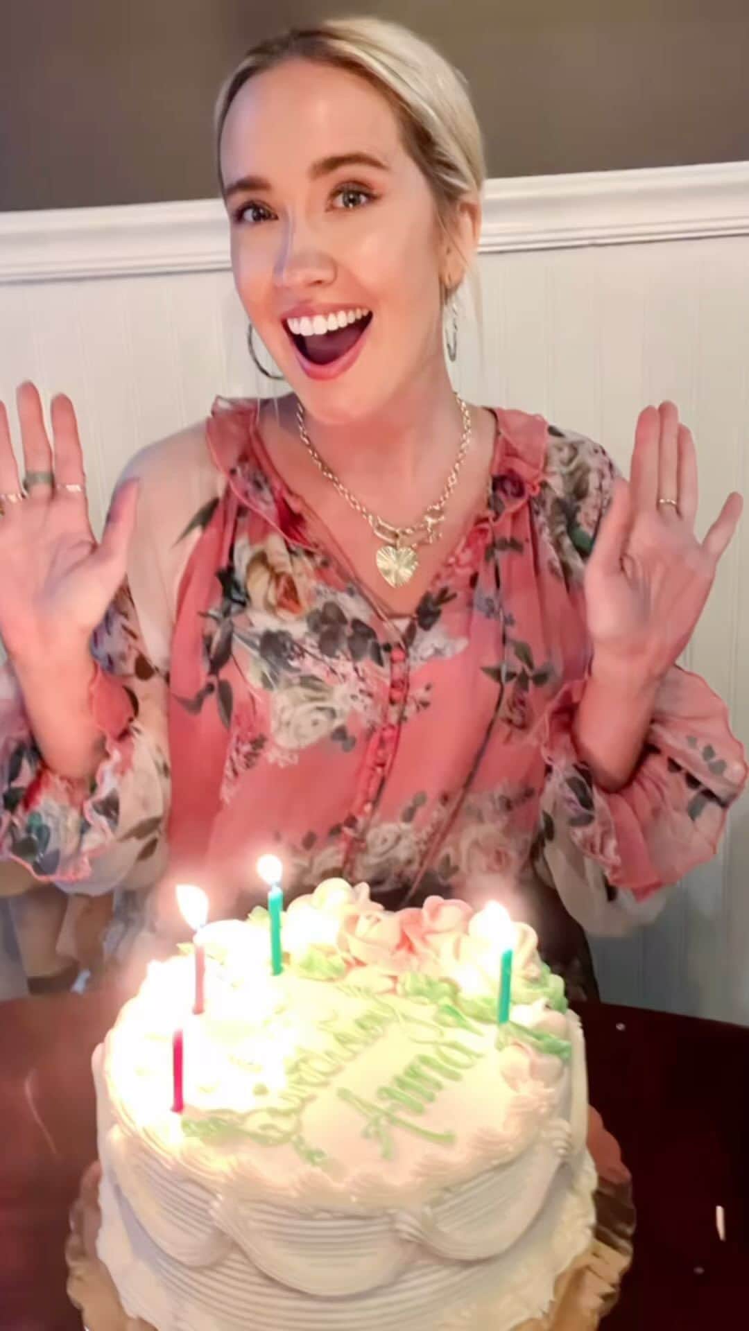 アンナ・キャンプのインスタグラム：「41 and havin the most fun 🎂🎉💘 Thanks for all the beautiful birthday messages!!! I love you guys!!! Love, me 💕」