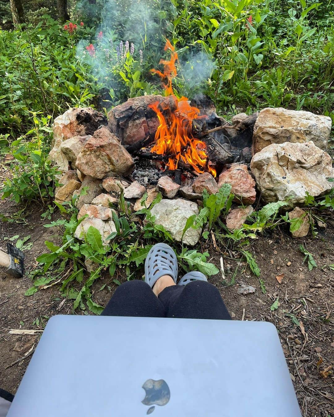 オボズのインスタグラム：「Happy hour: @travelingjackie edition.   #obozfootwear #truetothetrail #ambassador #campfire #jumptravel」