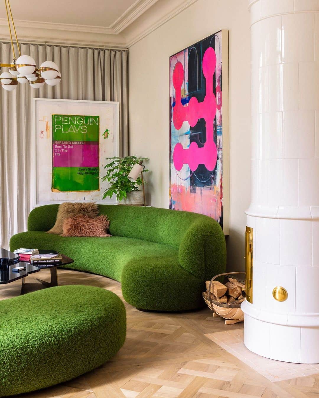 のインスタグラム：「Have a seat! This lofty sitting room, a Paris triplex in an 18th-century building, is the result of a characteristically thoughtful overhaul by ELLE DECOR A-List firm Retrouvius (@retrouvius). WIth the client's permission, designers Maria Speake and Adam Hills ripped out all the dropped ceilings on the top floor, which revealed handsome original plaster cornices and returned an extra foot of height to the rooms. From there, the pair rooted the spaces in earthy greens—as with the Pierre Augustin Rose sofas—and buttery yellows. Additional shots of color come from the homeowners’ art collection, as with these works by @harlandmillers.   Click the link in bio for the full tour of this Paris Triplex, as featured in our October 2023 Change Issue. Written by @danathomasparis. Photographed by @theotennant1.」