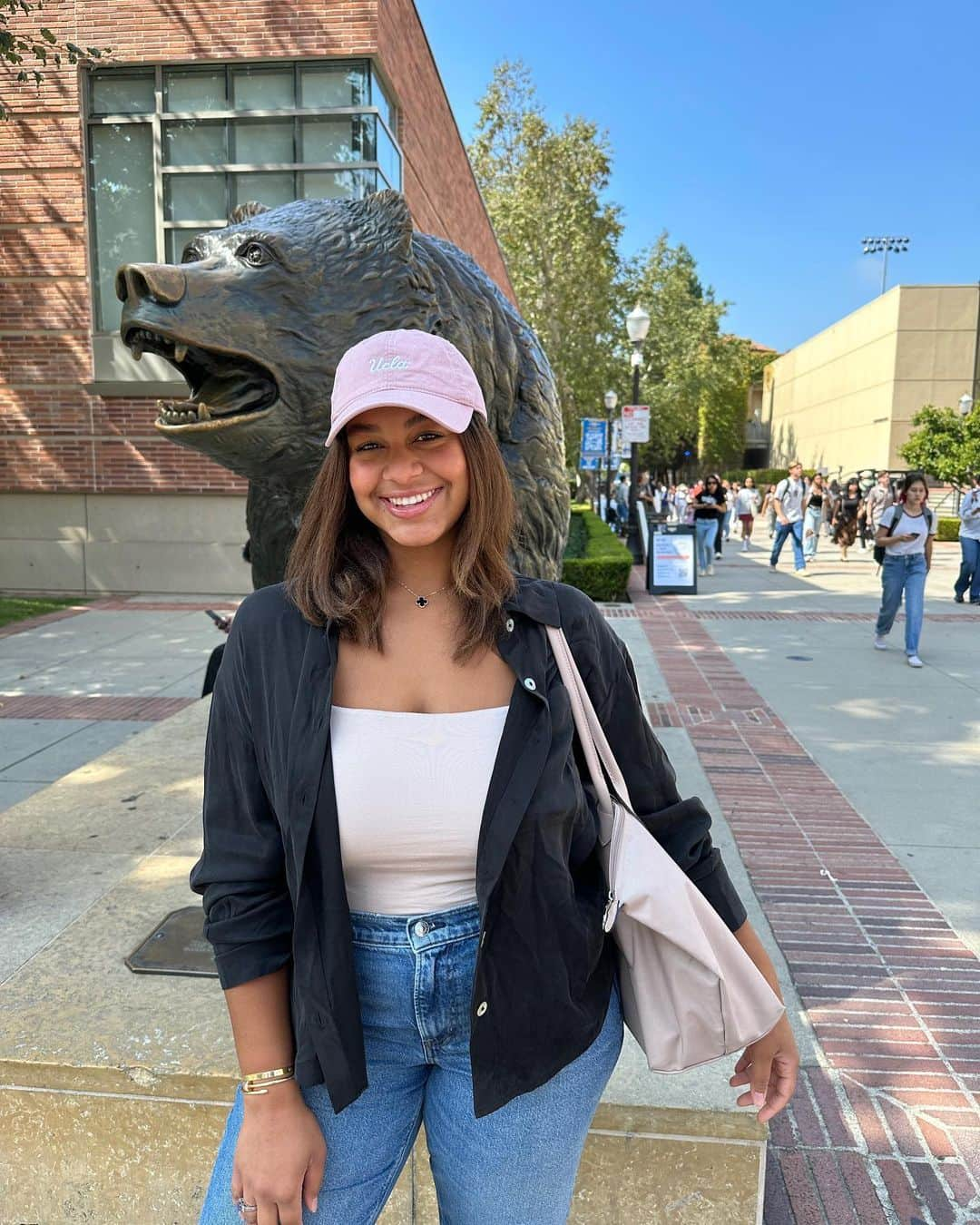 Nia Sioux Frazierのインスタグラム：「last first day of school🥹 #senioryear」