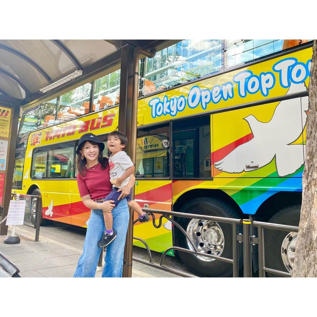 のインスタグラム：「・ 前々から二階建てバスに乗りたがっていた息子👦 ちょうど番組で「バス」をテーマに取り上げるタイミングで そう言えば乗ったことがなかった「はとバス」に乗ってきました😂  屋根無し二階建てバス、予想以上に気持ちよかった☺️ 1時間くらいのコースにしたから3歳にもちょうど良かったです🚌  海外の観光客ばかりかな？と思っていたけど やっぱりオープンタイプの二階建てバスは子供達にも人気なのか 子連れママさんも結構いた😌 誕生日前日にいい思い出になりましたー✨」