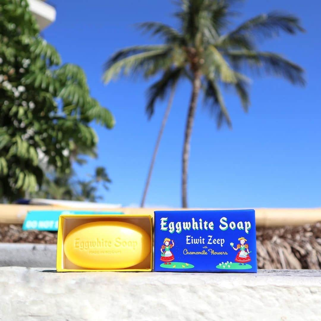 Belle Vie Hawaiiのインスタグラム：「Eggwhite and Chamomile Facial Mask Bar エッグホワイト・ソープ🧼  卵白やカモミールを贅沢に配合した エッグホワイトソープは、 汚れやメイクを落としながら パックもできる超優れもの💓  プロテインリッチな卵白の泡が 毛穴の汚れまでしっかり吸着💪 すっきりなのにつっぱらず優しく洗い上げてくれます😉  ふわふわに泡立てたフォームを お顔と首にたっぷり塗って5〜10分置く泡パックで、 ワントーン明るい透明肌へ💖  脂性肌、混合肌はもちろん、 乾燥肌やニキビ肌、敏感肌などのトラブル肌にも 安心してお使いいただけるのも嬉しいですね❣️  ＼美白歯磨き粉セール／ スーパースマイル10%オフ🈹 クーポンコード: SML927  セール期間:9月30日（土）まで ※店頭ハワイ時間/WEB日本時間 ※WEB注文は上記クーポン使用で割引  店頭営業時間: 10am-9pm 無休 上記以外にも店頭だけのお買い得商品多数あり😘 詳しくは店頭でお尋ねください  Open Daily 10am-9pm Instagram in English @belleviehawaii.en   #eggwhitemask  #eggwhitesoap  #泡パック  #泡パック洗顔  #洗顔石鹸  #美肌ケア  #敏感肌でも安心  #スキンケア好きさんと繋がりたい」