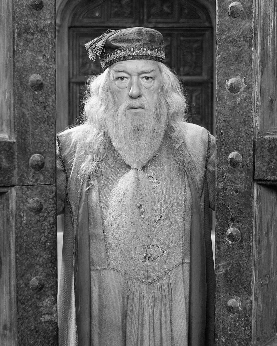 Warner Bros. Picturesのインスタグラム：「Repost from @harrypotterfilm: We are incredibly saddened to hear of the passing of Sir Michael Gambon. He brought immeasurable joy to Harry Potter fans from all over the world with his humour, kindness and grace. We will forever hold his memory in our hearts.」