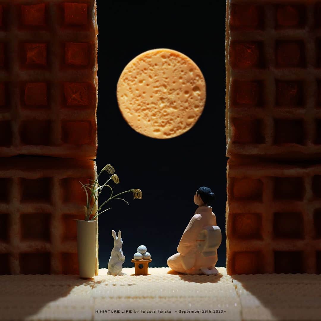田中達也のインスタグラム：「“Harvest Moon” ⠀ ⠀ おかしなお月見 ⠀ ⠀ #中秋の名月 #🌕 ─────────────────── 《EXHIBITION info》 ⠀ 【ミニチュアの視点で見る日本－田中 達也 展】 Japan from miniatures - Tatsuya Tanaka at Japan House São Paulo until : Oct. 8, 2023 ⠀ 【ミニチュアライフ 神戸エアポート】 MINIATURE LIFE × KOBE AIRPO」