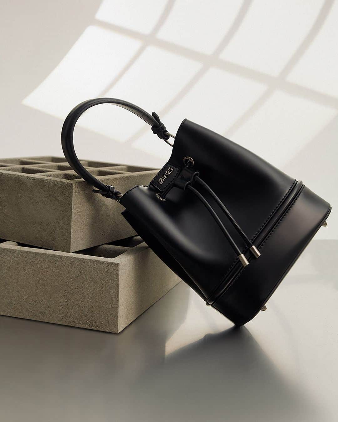 Santa Lollaのインスタグラム：「As SL handbags foram repaginadas em novas versões para elevar os outfits da temporada. Os shapes sofisticados são editados com detalhamentos marcantes que enriquecem os modelos e atualizam as definições de atemporal. [ Bucket Bag: R$299,90 | Baguete: R$299,90 ] #santalolla #santalollaverao24 #SLhandbags」