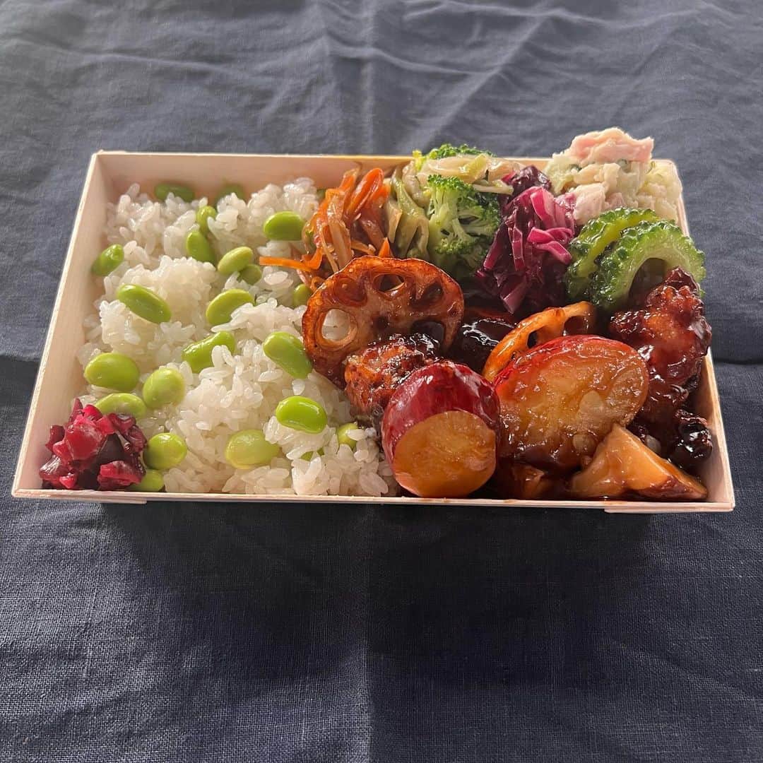 のインスタグラム：「おはようございます☺️ 今日は鶏肉の甘酢あんがメインです〜冷蔵庫にあったさつまいも、蓮根、椎茸、ズッキーニも少しづつ焼いて和えました☺️とても忙しそうなのでバランスよくたっぷりお召しあがりくださいまし、という気持ちです😊 甘酢あんは子どもたちも好きなので食べさせてあげたいな〜なんて思いながら。 最近YouTube用に一週間のVlogを撮っています。さほど特別なことは起こらない日々でも観てくださいますかw #タキマキ弁当 #お弁当」