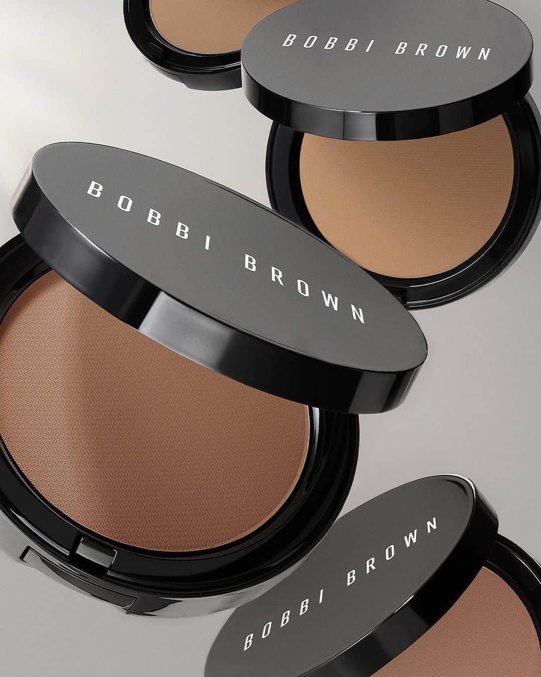 のインスタグラム：「Warm things up. Use our Bronzing Powder to achieve a healthy-looking glow or softly sculpt to add subtle definition.  #BBPROTIP: Use a "3" motion to sweep the bronzer along temple, beneath cheekbone, and under jawline with our Angled Face Brush.  #BobbiBrown #Bronzer #Makeup」