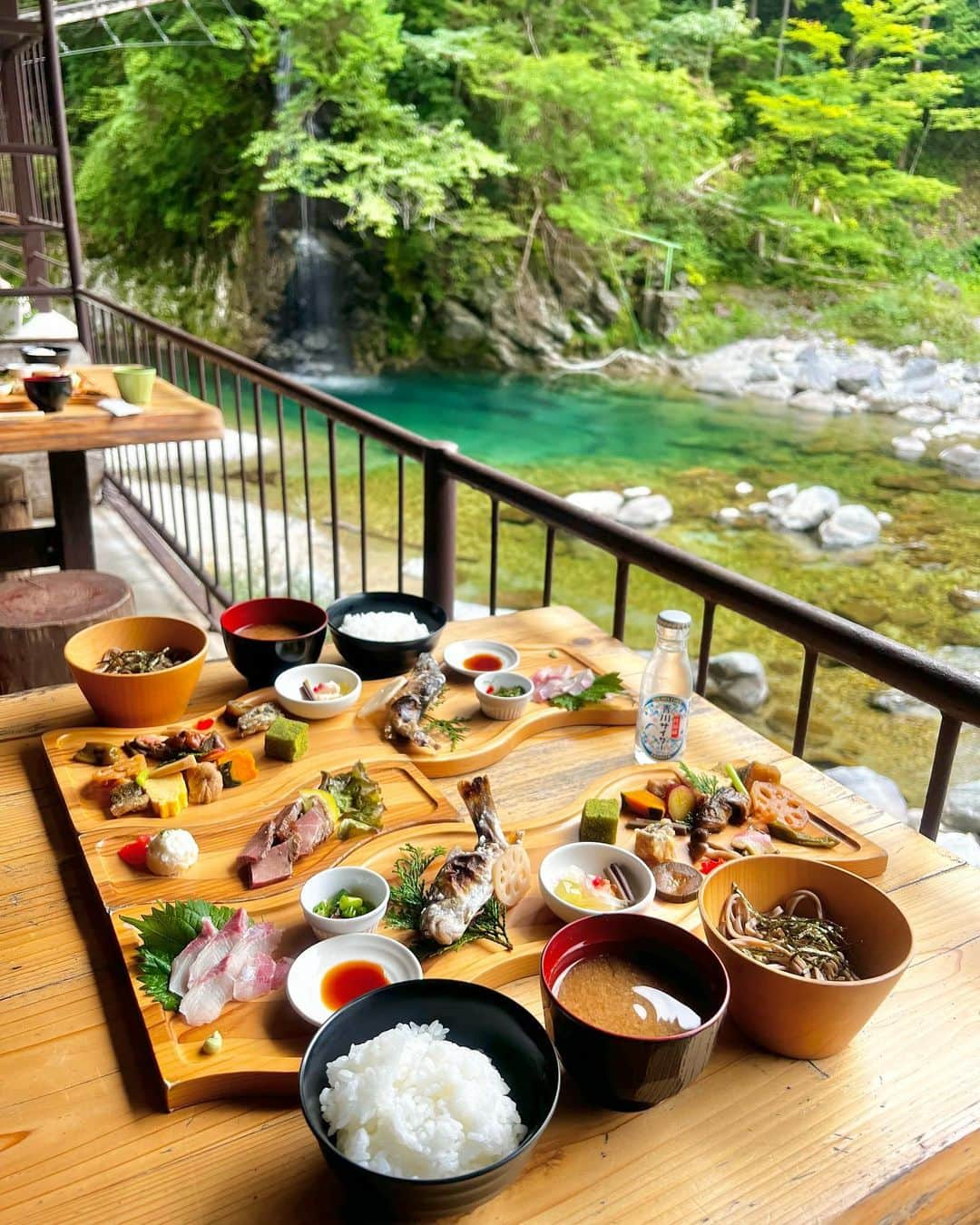 ののさんのインスタグラム写真 - (ののInstagram)「岐阜県中津川市の付知峡にある岩魚の里・峡🐟 人気店とのことでオープン1時間前に到着 既にお客さん沢山いて席でご飯食べていて、私もすぐに案内してもらえました☺️ 3連休なのもあって退店時には大行列🥺  お店に行く途中のやじろ橋も楽しかったな  #岐阜県#岐阜県グルメ#岐阜グルメ#岐阜ランチ#岐阜カフェ#中津川#中津川グルメ#中津川ランチ#中津川カフェ#渓流#付知峡#滝#岩魚の里峡#ワンピ#ワンピース#グルメ#グルメ女子#グルメスタグラム#タビジョ#トラベルグラム#旅女#岐阜観光#岐阜旅行#不動滝#龍神の滝#japan#japantravel」9月29日 7時19分 - nonoko0309