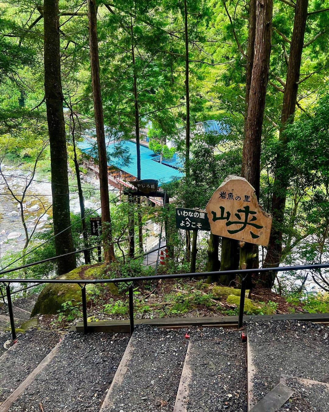 ののさんのインスタグラム写真 - (ののInstagram)「岐阜県中津川市の付知峡にある岩魚の里・峡🐟 人気店とのことでオープン1時間前に到着 既にお客さん沢山いて席でご飯食べていて、私もすぐに案内してもらえました☺️ 3連休なのもあって退店時には大行列🥺  お店に行く途中のやじろ橋も楽しかったな  #岐阜県#岐阜県グルメ#岐阜グルメ#岐阜ランチ#岐阜カフェ#中津川#中津川グルメ#中津川ランチ#中津川カフェ#渓流#付知峡#滝#岩魚の里峡#ワンピ#ワンピース#グルメ#グルメ女子#グルメスタグラム#タビジョ#トラベルグラム#旅女#岐阜観光#岐阜旅行#不動滝#龍神の滝#japan#japantravel」9月29日 7時19分 - nonoko0309