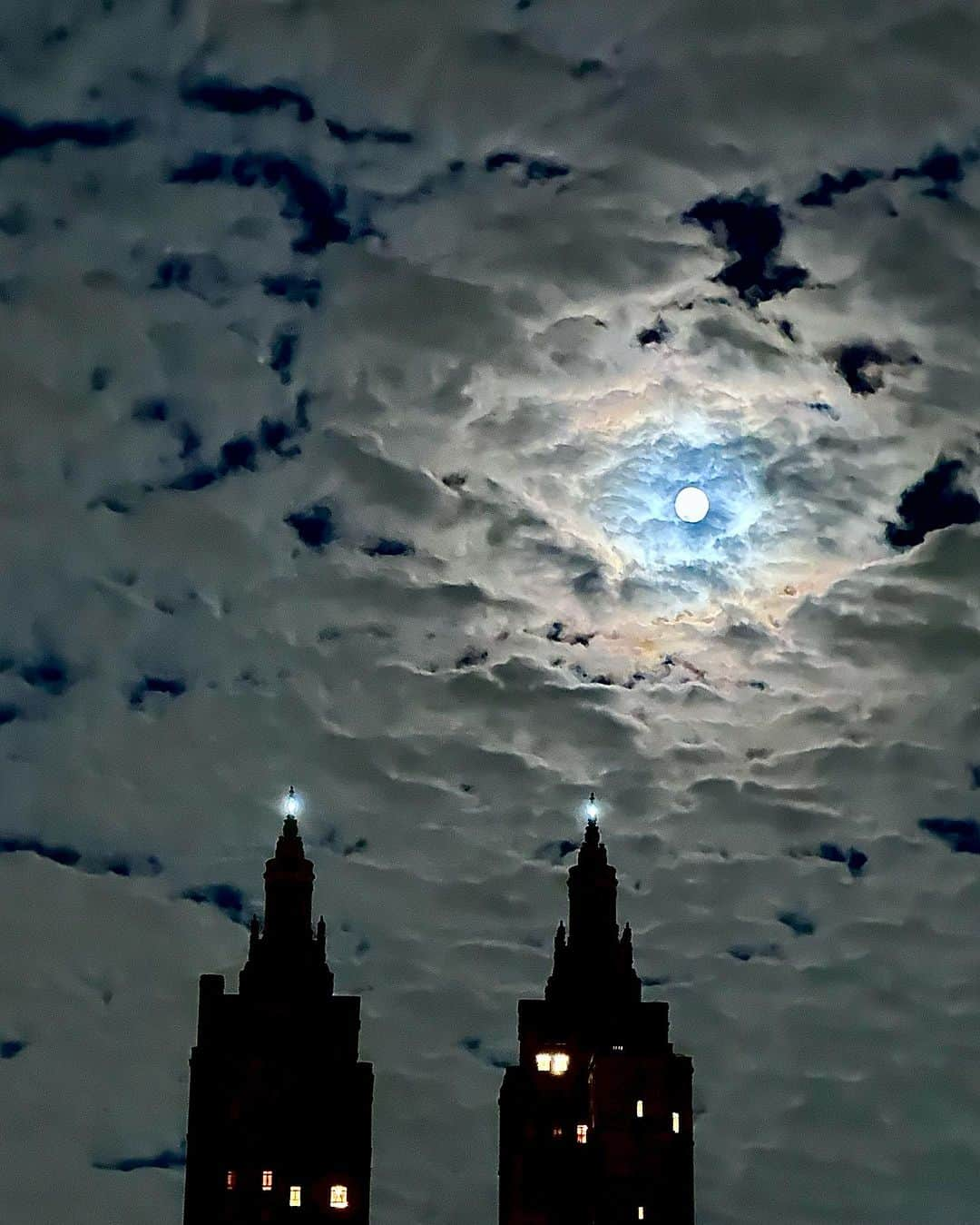 JULIEN D'YSのインスタグラム：「Last night #eldoradotower 🌖l'oeil bleu 👁️☁️☁️☁️☁️☁️👁️🩵27.28 September 2023  #newyork just realized full moon tonight 🌧️🌝 11.28.23 NYavant le deluge 29.💧」