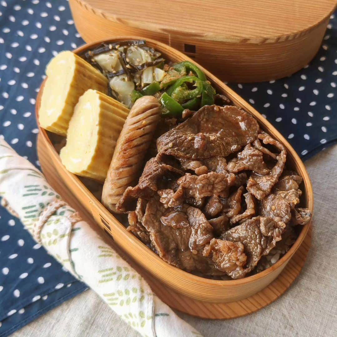 藤森夕子のインスタグラム：「おはようございます(^^) 今日の息子弁当は、地味〜に焼き肉丼弁当☝️ ご飯もしっかり入っていてずっしり重たいです💪✨ そしてまただし巻き玉子が蓋を浮かせてますw 今日もしっかり食べてがんばろー！  今日は、中秋の名月🎑 お月様見られると良いですね(^^)  みなさん、今日もいい一日になりますように♡  #お弁当#お弁当記録#息子弁当#男子高校生弁当#男子弁当#二段弁当#まげわっぱ#曲げわっぱ#部活弁当#スポーツ弁当#だし巻き玉子#手づくり箸入れ#ていねいな暮らし#てづくりおべんと#和食#obento#lunchbox#japanesefood#cooking#オベンタグラム#毎日お弁当#今日のお弁当#高校生弁当#まげわっぱ弁当#お弁当クラブ#家族弁当#親子弁当#クロワッサン普段弁当#大館工芸社#のっけ弁当」