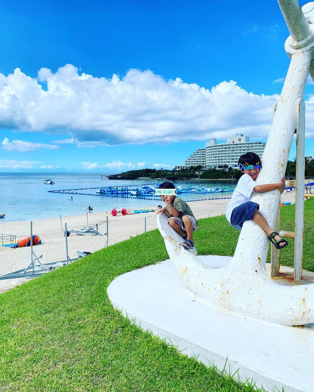 蒲生麻由のインスタグラム：「我が家の夏休み旅行✈️  今年も沖縄に来ましたー💕  子供達も大きくなってきたので、 新しいことにも、 色々チャレンジ出来そう😚  #mamalife #familytime #familytrip #家族旅行 #遅めの夏休み #6歳4歳  #男の子兄弟」
