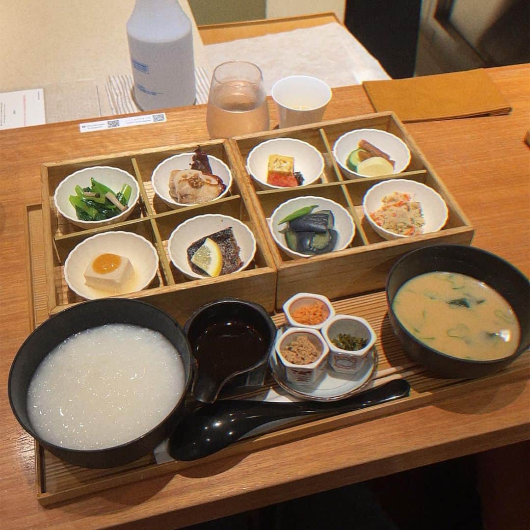 西山なずなのインスタグラム：「🍚 羽田空港で贅沢なあさごはん」