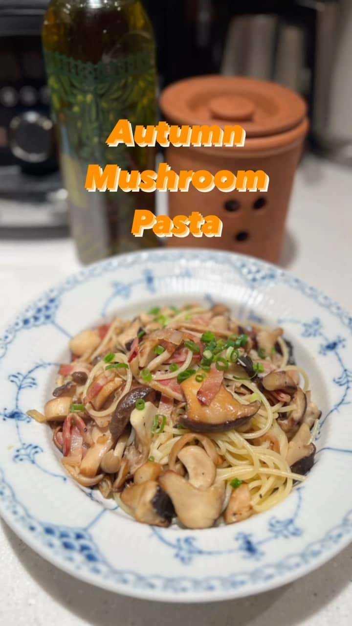 早見優のインスタグラム：「Autumn is the season of great ingredients! Here I sautéed shiitake, eringi and shimeji mushrooms with a little bit of garlic and butter.  So simple, so delicious🎶  #autumn #fall #mushrooms #pasta #simplefood #delicious #yummy #秋 #マッシュルーム #パスタ #美味しい」