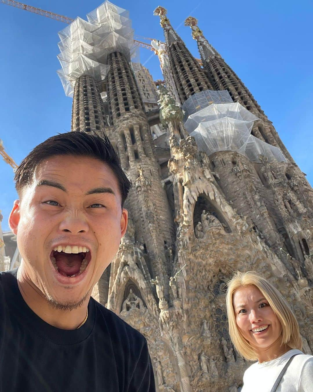 あきまっくすさんのインスタグラム写真 - (あきまっくすInstagram)「📍 Sagrada Família🇪🇸  んもー圧巻でございました。 現地ツアーに申し込んで行ったんやけど ガイドさんの説明が凄い面白くて めちゃくちゃ楽しかった❤️‍🔥 . そこまでガウディの建造物に 興味があったわけでは無かってんけど 凄い魅力的やなぁって思って （まぁ色々見たし、行かなくてもいいかなぁ）と思ってた グエル公園に行こうと思ったんやけど 本日のチケット売り切れで行けず！！！ 、、くやぴー！！！！！！ くやぴ過ぎて1時間くらいネットで 探しまくったけどあかんくてしょんぼり。 でもそれくらい魅力的なものと出会えて 嬉しい気持ち🥹❤️ 切り替えてパエリア食べに行きました🥘 . またリベンジしにくるね🫶🏽 実家の近所にグエル公園の パクリみたいな場所があるので それまではそこで我慢します。← . . . #バルセロナ #Barcelona #サグラダファミリア #sagradafamilia #新婚旅行」9月29日 7時43分 - akimax1221