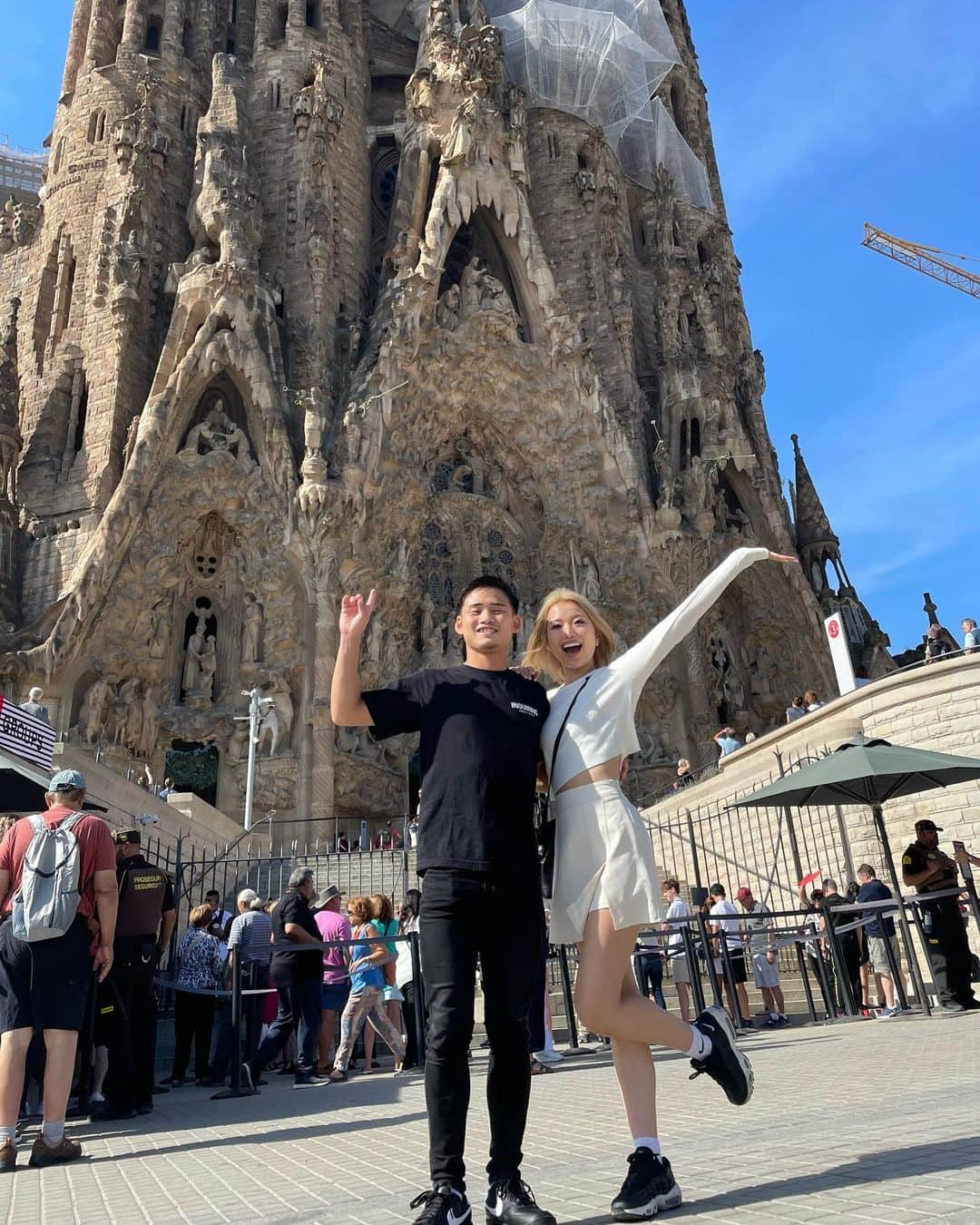 あきまっくすさんのインスタグラム写真 - (あきまっくすInstagram)「📍 Sagrada Família🇪🇸  んもー圧巻でございました。 現地ツアーに申し込んで行ったんやけど ガイドさんの説明が凄い面白くて めちゃくちゃ楽しかった❤️‍🔥 . そこまでガウディの建造物に 興味があったわけでは無かってんけど 凄い魅力的やなぁって思って （まぁ色々見たし、行かなくてもいいかなぁ）と思ってた グエル公園に行こうと思ったんやけど 本日のチケット売り切れで行けず！！！ 、、くやぴー！！！！！！ くやぴ過ぎて1時間くらいネットで 探しまくったけどあかんくてしょんぼり。 でもそれくらい魅力的なものと出会えて 嬉しい気持ち🥹❤️ 切り替えてパエリア食べに行きました🥘 . またリベンジしにくるね🫶🏽 実家の近所にグエル公園の パクリみたいな場所があるので それまではそこで我慢します。← . . . #バルセロナ #Barcelona #サグラダファミリア #sagradafamilia #新婚旅行」9月29日 7時43分 - akimax1221