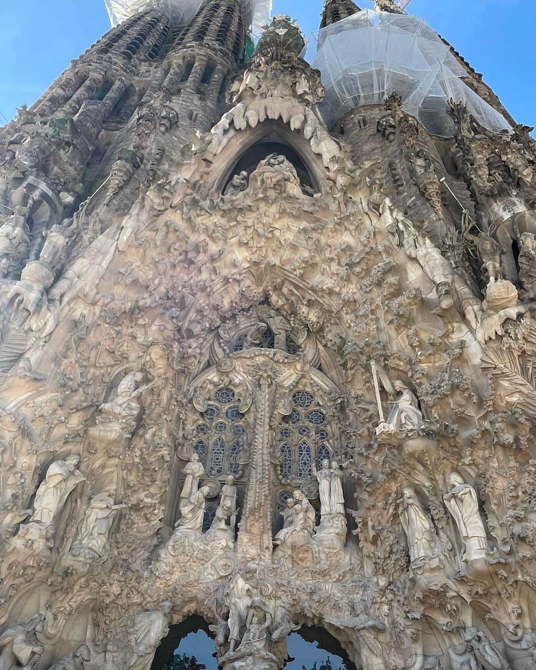 あきまっくすさんのインスタグラム写真 - (あきまっくすInstagram)「📍 Sagrada Família🇪🇸  んもー圧巻でございました。 現地ツアーに申し込んで行ったんやけど ガイドさんの説明が凄い面白くて めちゃくちゃ楽しかった❤️‍🔥 . そこまでガウディの建造物に 興味があったわけでは無かってんけど 凄い魅力的やなぁって思って （まぁ色々見たし、行かなくてもいいかなぁ）と思ってた グエル公園に行こうと思ったんやけど 本日のチケット売り切れで行けず！！！ 、、くやぴー！！！！！！ くやぴ過ぎて1時間くらいネットで 探しまくったけどあかんくてしょんぼり。 でもそれくらい魅力的なものと出会えて 嬉しい気持ち🥹❤️ 切り替えてパエリア食べに行きました🥘 . またリベンジしにくるね🫶🏽 実家の近所にグエル公園の パクリみたいな場所があるので それまではそこで我慢します。← . . . #バルセロナ #Barcelona #サグラダファミリア #sagradafamilia #新婚旅行」9月29日 7時43分 - akimax1221