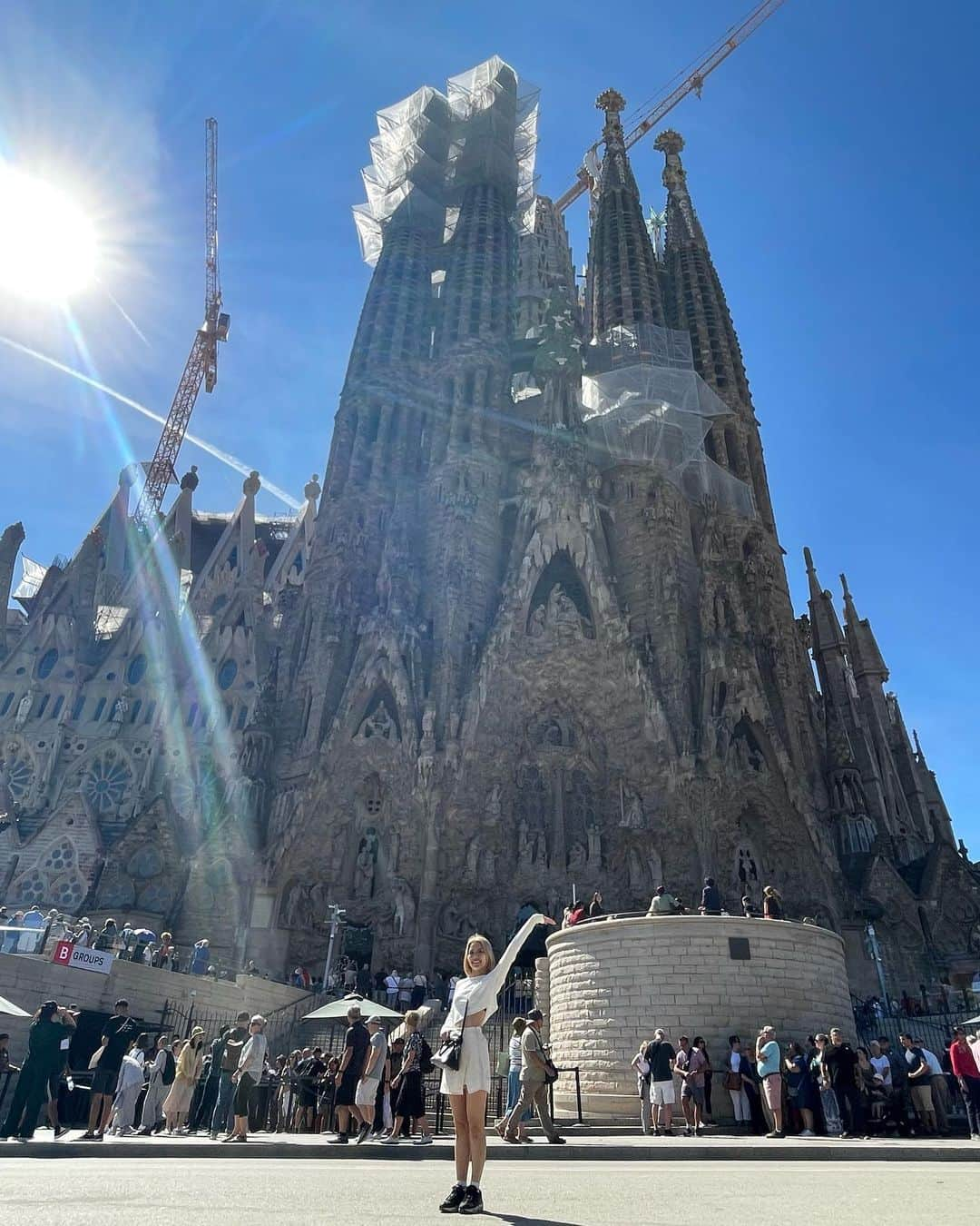 あきまっくすさんのインスタグラム写真 - (あきまっくすInstagram)「📍 Sagrada Família🇪🇸  んもー圧巻でございました。 現地ツアーに申し込んで行ったんやけど ガイドさんの説明が凄い面白くて めちゃくちゃ楽しかった❤️‍🔥 . そこまでガウディの建造物に 興味があったわけでは無かってんけど 凄い魅力的やなぁって思って （まぁ色々見たし、行かなくてもいいかなぁ）と思ってた グエル公園に行こうと思ったんやけど 本日のチケット売り切れで行けず！！！ 、、くやぴー！！！！！！ くやぴ過ぎて1時間くらいネットで 探しまくったけどあかんくてしょんぼり。 でもそれくらい魅力的なものと出会えて 嬉しい気持ち🥹❤️ 切り替えてパエリア食べに行きました🥘 . またリベンジしにくるね🫶🏽 実家の近所にグエル公園の パクリみたいな場所があるので それまではそこで我慢します。← . . . #バルセロナ #Barcelona #サグラダファミリア #sagradafamilia #新婚旅行」9月29日 7時43分 - akimax1221