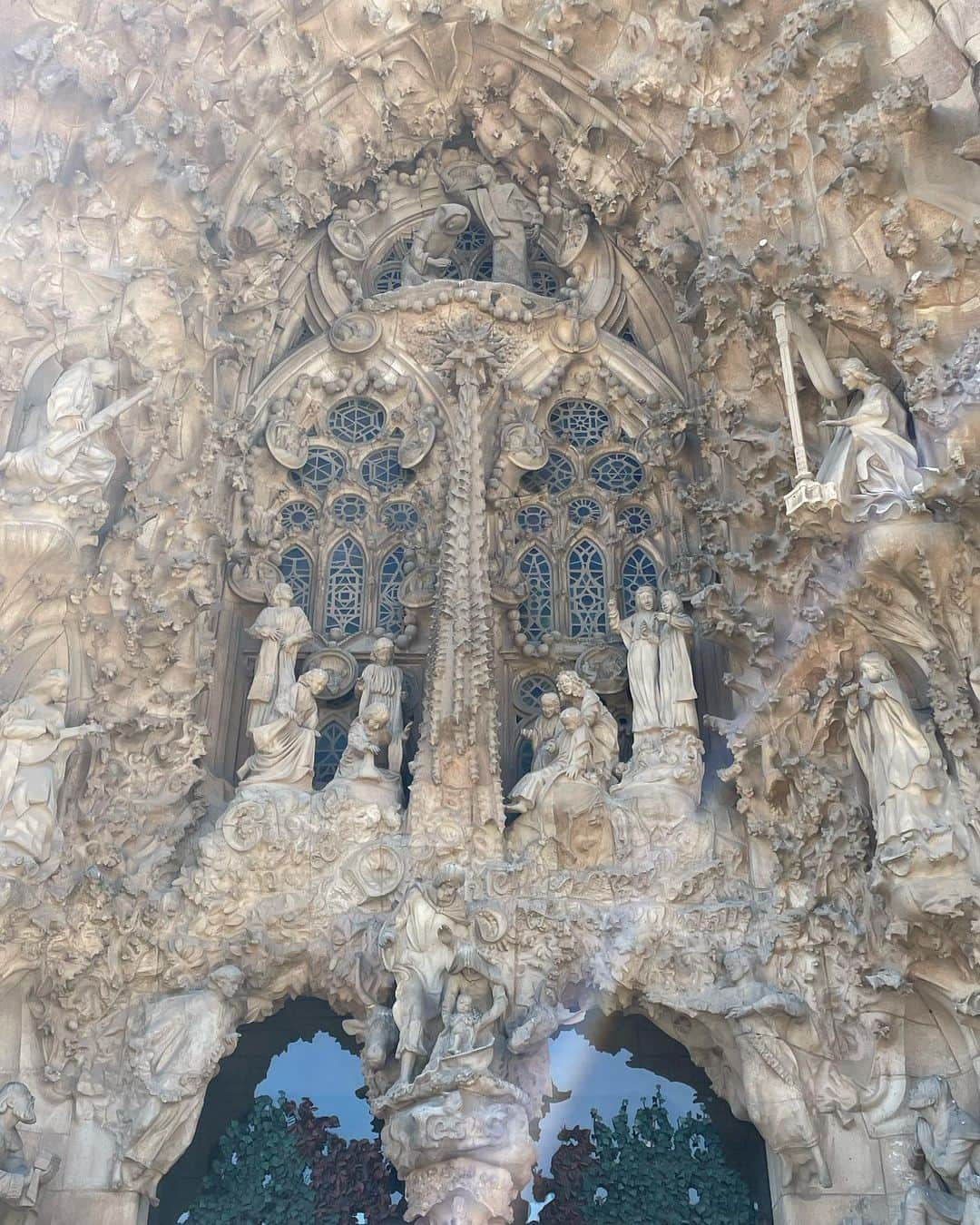 あきまっくすさんのインスタグラム写真 - (あきまっくすInstagram)「📍 Sagrada Família🇪🇸  んもー圧巻でございました。 現地ツアーに申し込んで行ったんやけど ガイドさんの説明が凄い面白くて めちゃくちゃ楽しかった❤️‍🔥 . そこまでガウディの建造物に 興味があったわけでは無かってんけど 凄い魅力的やなぁって思って （まぁ色々見たし、行かなくてもいいかなぁ）と思ってた グエル公園に行こうと思ったんやけど 本日のチケット売り切れで行けず！！！ 、、くやぴー！！！！！！ くやぴ過ぎて1時間くらいネットで 探しまくったけどあかんくてしょんぼり。 でもそれくらい魅力的なものと出会えて 嬉しい気持ち🥹❤️ 切り替えてパエリア食べに行きました🥘 . またリベンジしにくるね🫶🏽 実家の近所にグエル公園の パクリみたいな場所があるので それまではそこで我慢します。← . . . #バルセロナ #Barcelona #サグラダファミリア #sagradafamilia #新婚旅行」9月29日 7時43分 - akimax1221