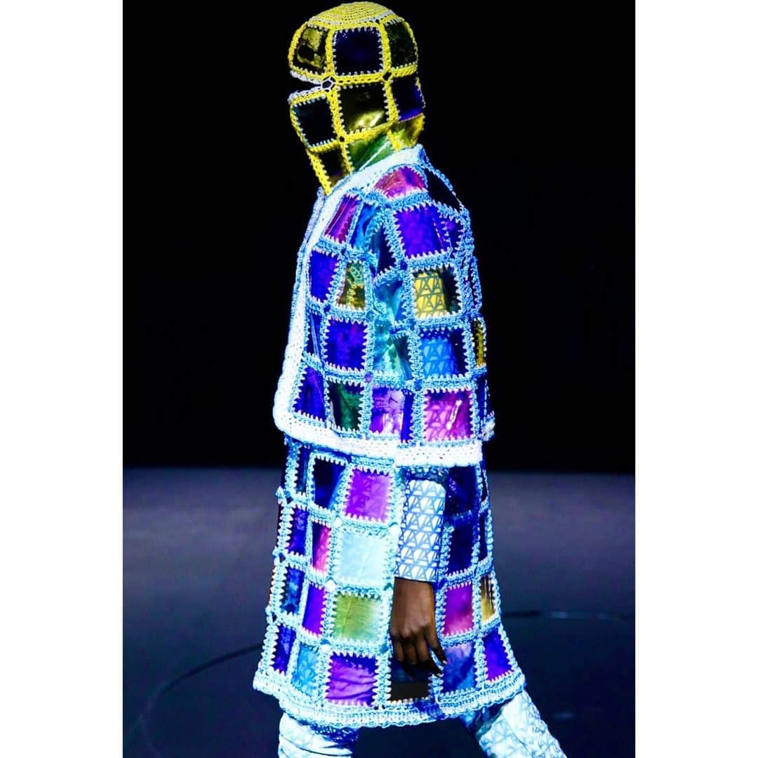 TEPPEIさんのインスタグラム写真 - (TEPPEIInstagram)「…  ⁡ ANREALAGE SPRING/SUMMER 2024 PARIS COLLECTION “ INVISIBLE ” ⁡ Colors radiate across the surfaces of garments, pulsating softly and highlighting striped motifs. Like the skin of cephalopod, surfaces reflect changes in mood, morphing from discreet and vulnerable to explosions of strong, expressive color and sudden shifts in tone. ⁡ *This season Anrealage developed an exclusive environmentally-friendly photochromic PVC made from next- generation phthalate-free plasticizers that are safe to wear.  ⁡ @parisfashionweek  ⁡ Designer: Kunihiko Morinaga(ANREALAGE) Show Direction: Shige Kaneko @shigekaneko.co.ltd Stylist: TEPPEI @stylist_teppei Hair: Yumiko Hikage @hikageyumiko Make Up: Ai Nieda (SHISEIDO) @ai_n_____ Casting Director: SYLVIE GUEGUEN @sgueguen Press: Nathalie Ours @prconsulting  Press: Shin Yamada @shin1551 Coordinate: Hiromi Otsuka @hiromiotsuka 3D Shoes: Magarimono @magarimono_official Sunglasses: X8 @x8.xyz ⁡ #ANREALAGE  ⁡ Photography by @fashionpressjp」9月29日 7時43分 - stylist_teppei