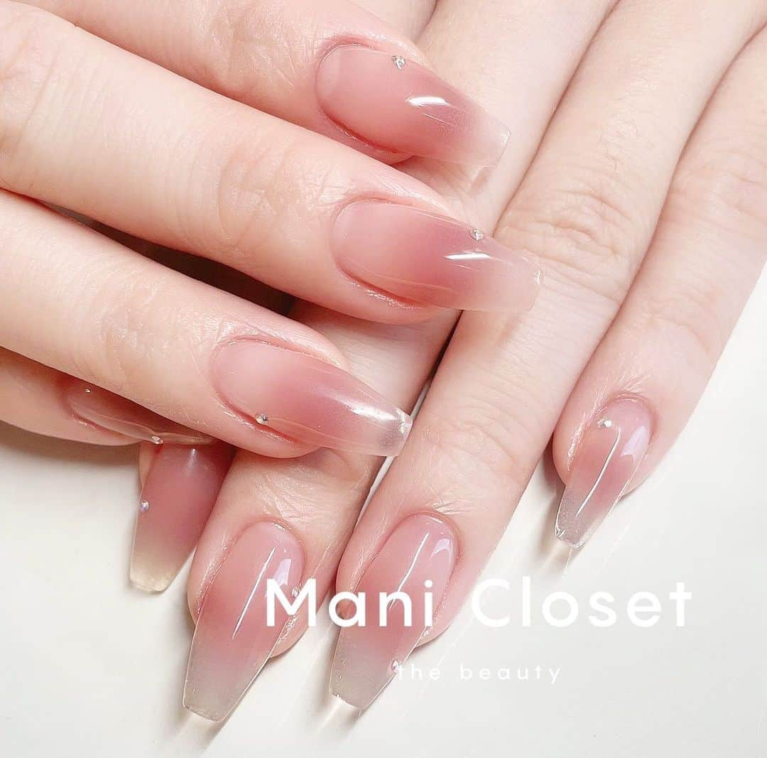 筒井のぞみのインスタグラム：「・ ・ Hello.  We are Mani Closet.   We will continue to deliver airbrush designs that will be loved by all airbrush users.  Let's all enjoy airbrushing🎧🎧  @manicloset_the_beauty   🫧🫧🫧🫧🫧🫧🫧🫧🫧🫧  #マニクローゼット #manicloset  #manicloset_the_beauty #シンプルネイル #長さ出し #エアブラシネイル #エアブラシアート #エアブラシ導入サロン #エアブラシ専門サロン #バーチャルフレンチ #美爪形成ネイル #大人ネイル #ワンホンネイル  🫧🫧🫧🫧🫧🫧🫧🫧🫧」