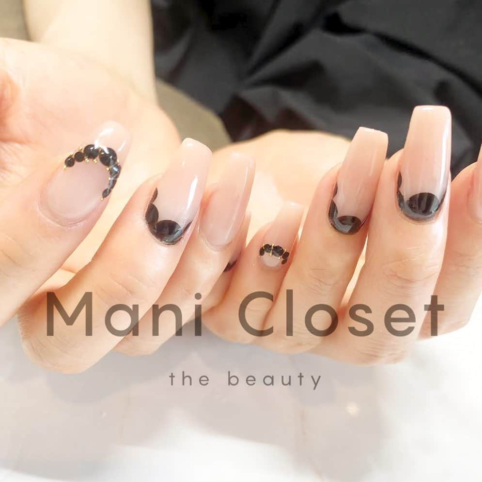 筒井のぞみのインスタグラム：「・ ・ Hello.  We are Mani Closet.   We will continue to deliver airbrush designs that will be loved by all airbrush users.  Let's all enjoy airbrushing🎧🎧  @manicloset_the_beauty   🫧🫧🫧🫧🫧🫧🫧🫧🫧🫧  #マニクローゼット #manicloset  #manicloset_the_beauty #シンプルネイル #長さ出し #エアブラシネイル #エアブラシアート #エアブラシ導入サロン #エアブラシ専門サロン #バーチャルフレンチ #美爪形成ネイル #大人ネイル #ワンホンネイル  🫧🫧🫧🫧🫧🫧🫧🫧🫧」