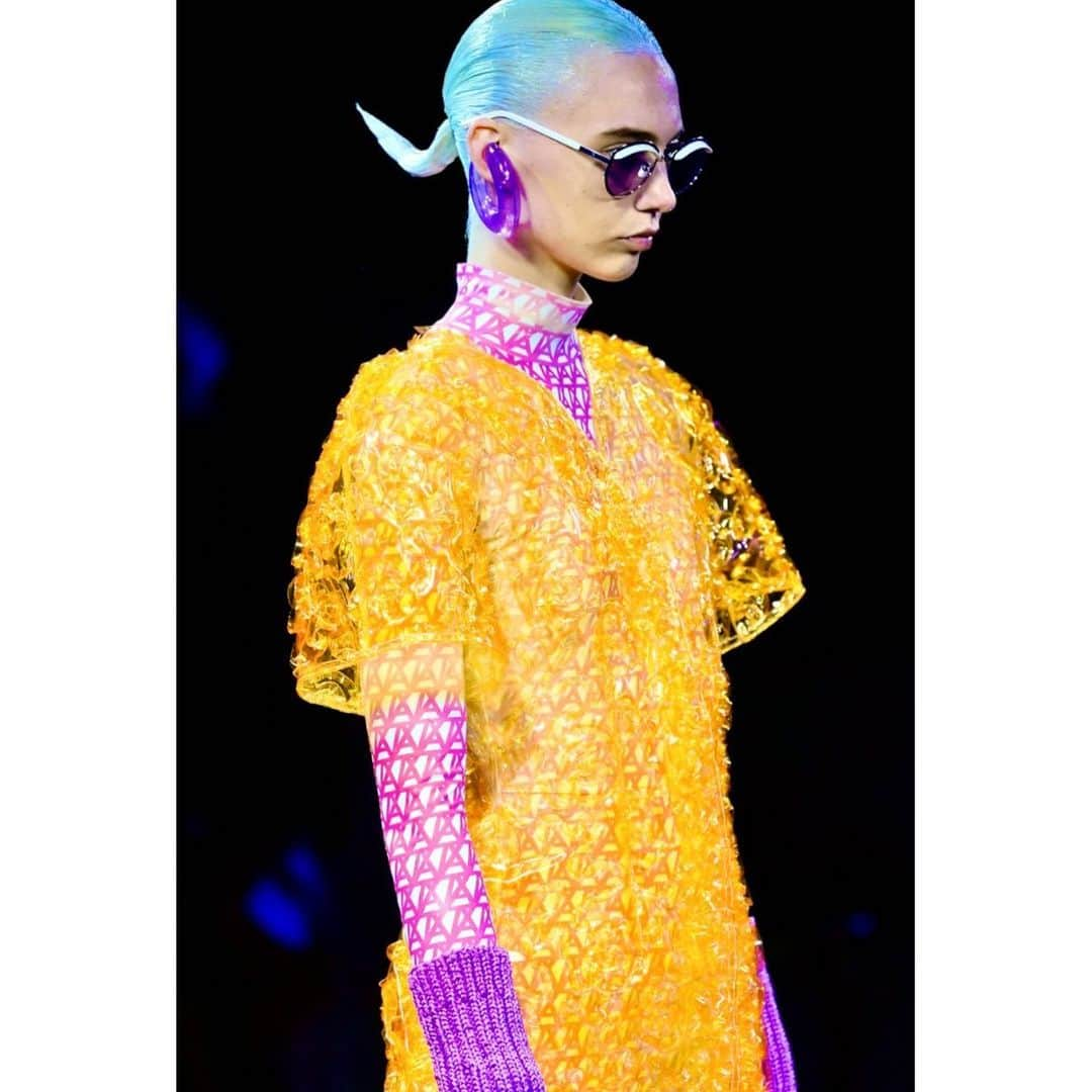 TEPPEIさんのインスタグラム写真 - (TEPPEIInstagram)「…  ⁡ ANREALAGE SPRING/SUMMER 2024 PARIS COLLECTION “ INVISIBLE ” ⁡ Colors radiate across the surfaces of garments, pulsating softly and highlighting striped motifs. Like the skin of cephalopod, surfaces reflect changes in mood, morphing from discreet and vulnerable to explosions of strong, expressive color and sudden shifts in tone. ⁡ *This season Anrealage developed an exclusive environmentally-friendly photochromic PVC made from next- generation phthalate-free plasticizers that are safe to wear.  ⁡ @parisfashionweek  ⁡ Designer: Kunihiko Morinaga(ANREALAGE) Show Direction: Shige Kaneko @shigekaneko.co.ltd Stylist: TEPPEI @stylist_teppei Hair: Yumiko Hikage @hikageyumiko Make Up: Ai Nieda (SHISEIDO) @ai_n_____ Casting Director: SYLVIE GUEGUEN @sgueguen Press: Nathalie Ours @prconsulting  Press: Shin Yamada @shin1551 Coordinate: Hiromi Otsuka @hiromiotsuka 3D Shoes: Magarimono @magarimono_official Sunglasses: X8 @x8.xyz ⁡ #ANREALAGE  ⁡ Photography by @fashionpressjp」9月29日 7時49分 - stylist_teppei