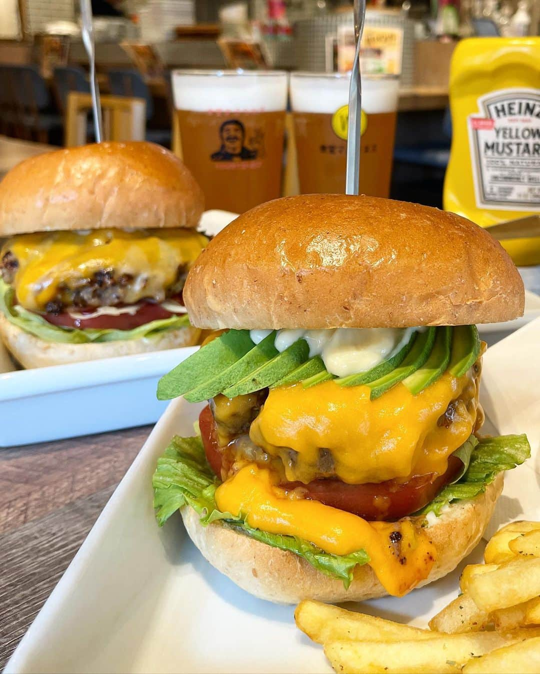 もーさんさんのインスタグラム写真 - (もーさんInstagram)「(*˘︶˘*).｡.:*♡ ♡♡♡ ハンバーガーランチ🍔 ・ 📍食堂マルチネス @shokudo_martinez  ・ ❊Burgers lunch 《10食限定》 WaGyu 100% Beef ◎純和牛チーズバーガー ¥1680 ・ 和牛100% ジューシーで旨味がすごい！ 奥深い味わいを堪能出来る圧巻の和牛バーガー🍔 ・ ◎アボカドチーズバーガー ¥1580 ・ アボカド🥑たっぷり〜 チーズにジューシーなお肉がたまら ないハンバーガー✨ ・ ランチには フライドポテト🍟とコールスローサラダが 無料で付きます！ ・ 他にスパイスカレーもあるよ〜 ・  こちらのお店では お店の方達の情熱が詰まった 自家酒造"CRAFT BEER"が飲めるんです！ ・ 出来たてが飲めるなんて すごい！ ・ ハンバーガーと一緒に最高❣️ ・ ・ *☼*―――――*☼*――――― ◇名古屋市千種区本山町4丁目74-1 ◇052-755-7550 ◇11:30～15:00 ◇月曜日 休み *☼*―――――*☼*――――― #食堂マルチネス#昼の部ハンバーガー#スパイスカレー#千種区ランチ#千種区グルメ#千種区スイーツ#千種区カフェ#名古屋グルメ#名古屋ランチ#名古屋グルメ#名古屋カフェ#名古屋スイーツ#自家製クラフトビール」9月29日 7時57分 - mouusan