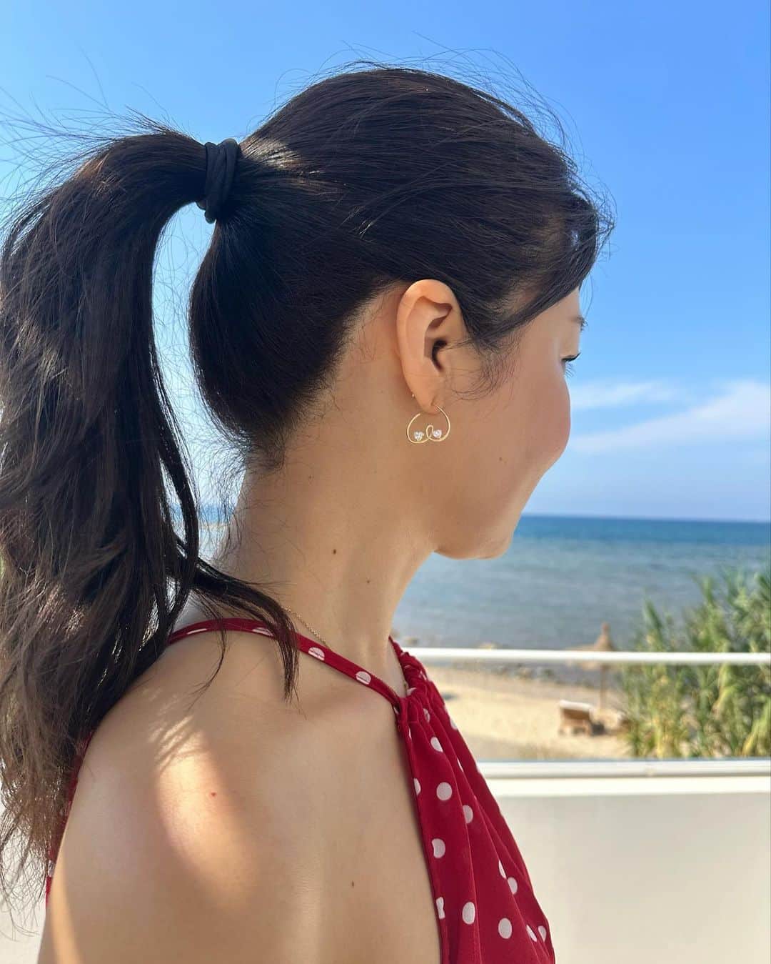 國分晴奈さんのインスタグラム写真 - (國分晴奈Instagram)「♡ 宿泊していた海辺のコテージの屋上で。  毎朝ここでみんなで朝ごはんを 食べるのが楽しみでした😊  プーリアの空と海は何でこんなにも 真っ青なんでしょう♡  日本の夏とは空の青さが違いますよね？  この日、というかプーリア滞在中 何度もつけていたのは @thehanybijoux_official の ハートのピアス♡  軽くてどんなコーデにも合わせやすくて 日本に戻ってからも最近こればかり😍  次に狙ってるのはネコちゃんと 恐竜のピアス🐈🦖❤️  えっ？？って思ったひと オンラインショップ覗いてみて❣️  #リゾートコーデ#アラフィフコーデ#リゾートファッション #ピアスコーデ」9月29日 8時01分 - haruna.kokubun