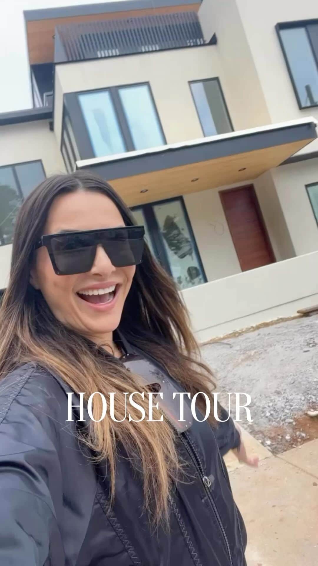 アンディ・ドーフマンのインスタグラム：「We’re getting close (ish) so I figured it was time for a quick 🏡 tour … what do we think?!?」