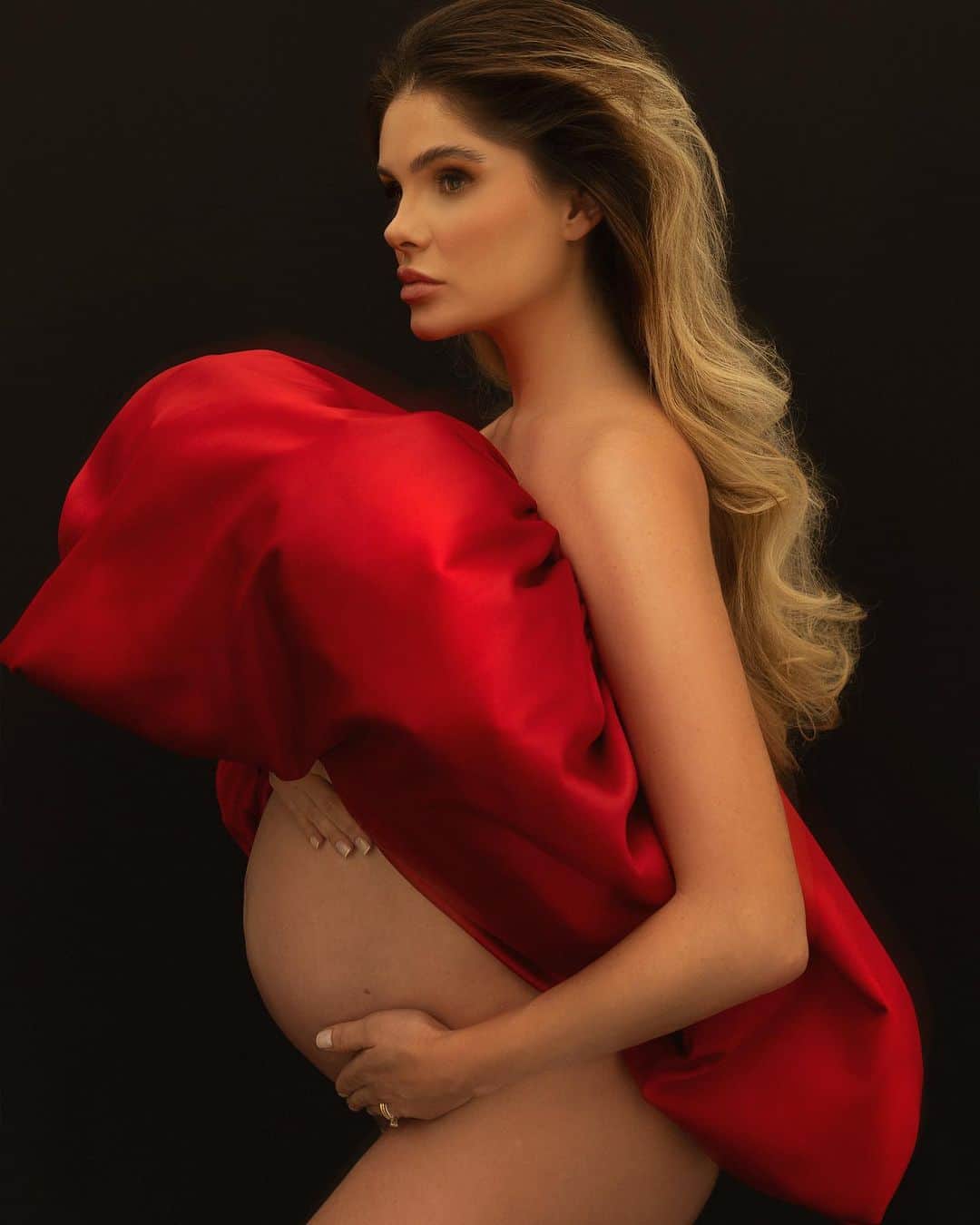 バーバラ・エバンスさんのインスタグラム写真 - (バーバラ・エバンスInstagram)「Eu estou APAIXONADA por essa sequência de fotos.  Vermelho é a minha cor favorita.   Fotografa @maririghez  Stylist @menezesrafael  Beauty @rodrigoramas」9月29日 8時18分 - barbaraevans22