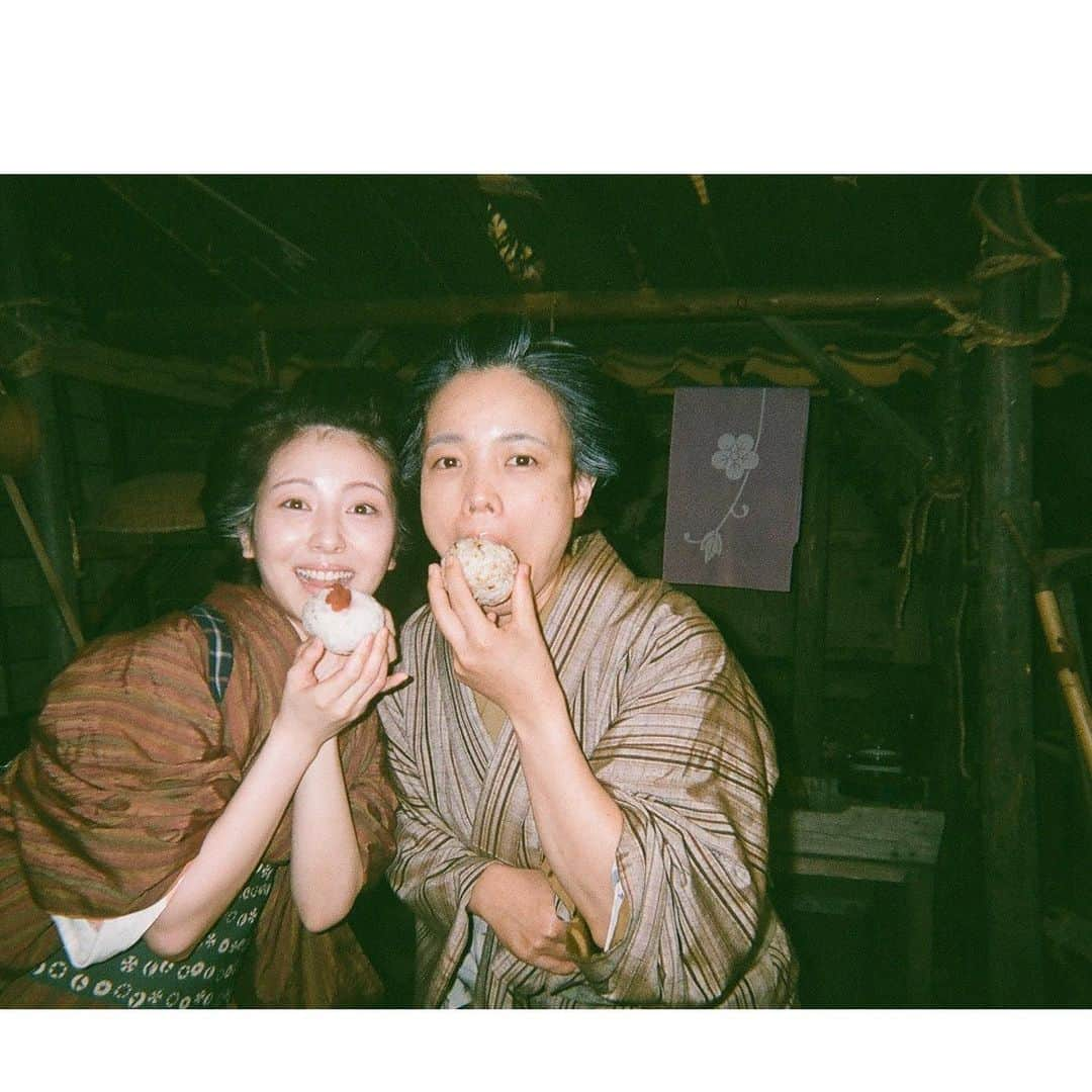 浜辺美波さんのインスタグラム写真 - (浜辺美波Instagram)「連続テレビ小説『らんまん』本日最後話が無事に放送されました🦫 半年間、らんまんを見守ってくださった皆さま、最後まで温かい応援をいただきましてありがとうございました!  長田さんの描く『らんまん』の世界で寿恵子として万太郎さんと共に最後まで生きることが出来、今思い返してもなんて幸せな日々だったのかと、寂しく、既に懐かしいです🦫 神木さん演じる万太郎さんと共に大冒険をすることができて、間近でその背中を見続けさせていただき、とてつもなく贅沢な時間でした🦫 写真には残せていませんが、心の中には宝物のような思い出が溢れています🦫 その思い出たちを抱き締め愛でながら、愛される作品に出会い、制作に携われるよう、また一から精進して参ります🦫  そして 万太郎さんと共に建てた大泉の自宅のセットで噛まれたふくらはぎのダニの痕が疼く度に、らんまんを思い出します🦫  一旦ここまでで出張いってきます🦫 半年間ありがとうございました! らんまんじゃあ🦫」9月29日 8時14分 - minami_hamabe.official