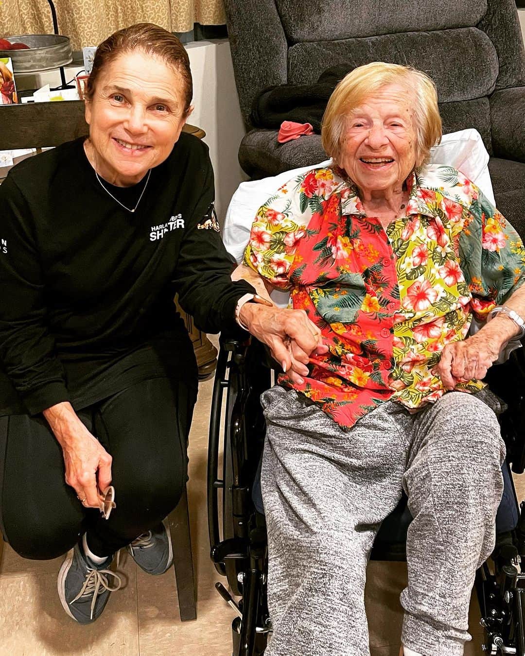 トヴァ・フェルドシャーのインスタグラム：「With the wonderful, Dr. Ruth Who is looking great and soon she’s going to be 96 and she just stopped skiing!! She is walking inspiration!」