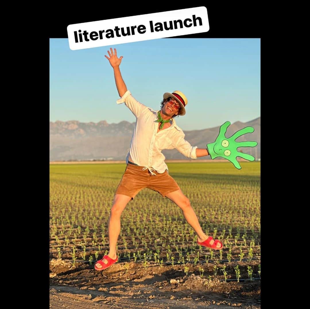 マシュー・グレイ・ギュブラーのインスタグラム：「literature launch (link in bio) 🧤」