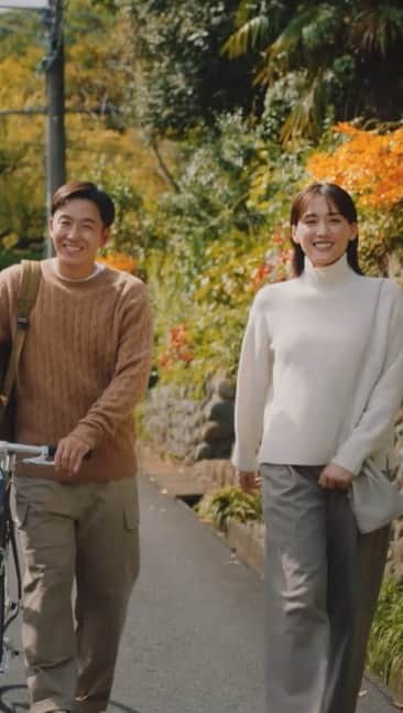 のインスタグラム：「ユニクロ スフレヤーンの新CM 撮影に参加させていただきました。 世界中の人に愛されるまさにライフウェア。 柔らかなニットに袖を通すと 秋が来たなって実感しますね。 ⁡  今日は中秋の名月。 ここから一気に季節が加速しそうですが 皆さん体調には気をつけてお過ごしください。  ⁡ いつもあったかく幸せな気持ちになる撮影現場。 ご一緒させていただいた皆さん ありがとうございました！ ⁡ ⁡ ⁡ ⁡ ⁡ ⁡ ⁡ ⁡ #uniqlo #ユニクロ #スフレヤーン #綾瀬はるか さん #lifewear #スフレニャーン #ニット #中秋の名月 #冬支度 ⁡」