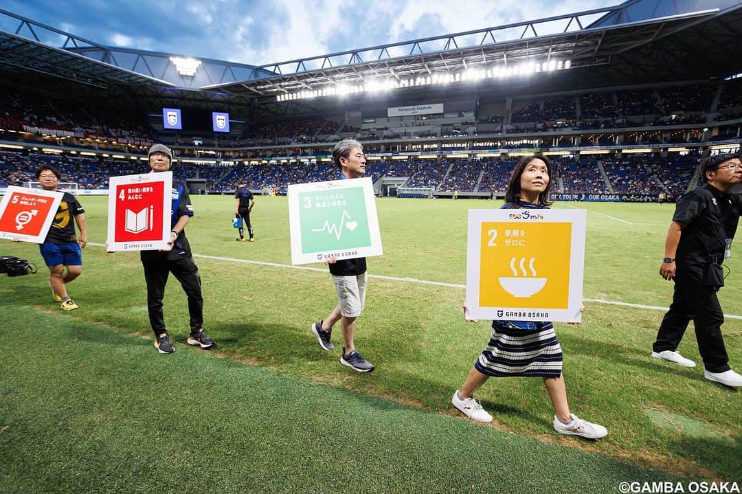 ガンバ大阪さんのインスタグラム写真 - (ガンバ大阪Instagram)「⁡ #SDGsmilマッチ ～ひとに健康を、まちに元気を。～ ⁡ 私たちガンバ大阪では、一昨年よりSDGsプロジェクトを発足し、「ガンバ大阪が地域社会を笑顔にする」ことを目的とし、地域の人々がより良い暮らしを実現するために、我々は地域にとって欠かせない存在として、ファン・サポーター、パートナー企業の懸け橋となり、より良い未来を実現するために行動し続けます。 ⁡ ⁡ #ガンバ大阪 #GAMBAOSAKA #🔵 #⚫️  #BETHEHEATBETHEHEART  #ガンバ写真部 #📸 #Jリーグ #jleague #パナスタ」9月29日 8時23分 - gambaosaka_official