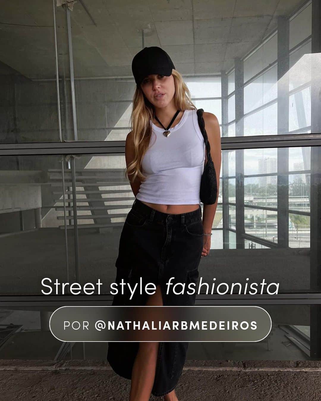 ロジャス・レナーのインスタグラム：「Aquele look que é a cara do street style. 😍 A @nathaliarbmedeiros mostra que a regata branca e a saia cargo são peças-chaves para multiplicar suas produções do dia a dia. Para arrasar ainda mais, aposte nos acessórios modernos e mais despojados. Clique nas imagens para já garantir suas peças. #SquadTáNaRenner #Fashion #StreetStyle #LookInspiração #SaiaCargo #ModaFeminina   blusa regata básica 796255219 | saia midi em jeans 809448272 | boné básico 588591795 | bolsa baguete 783646211 | sandália rasteira 853251856」